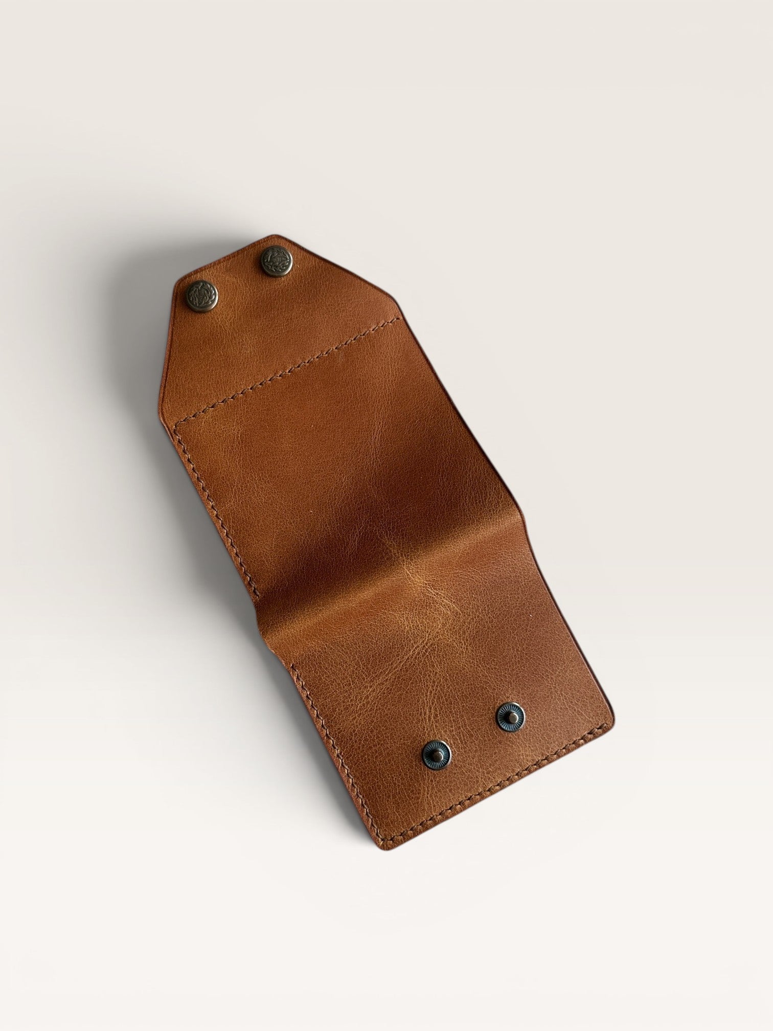 Safir Leather Babil Lock hakiki deri cüzdan, taba rengi, çıtçıt kapamalı, 10x9 cm.