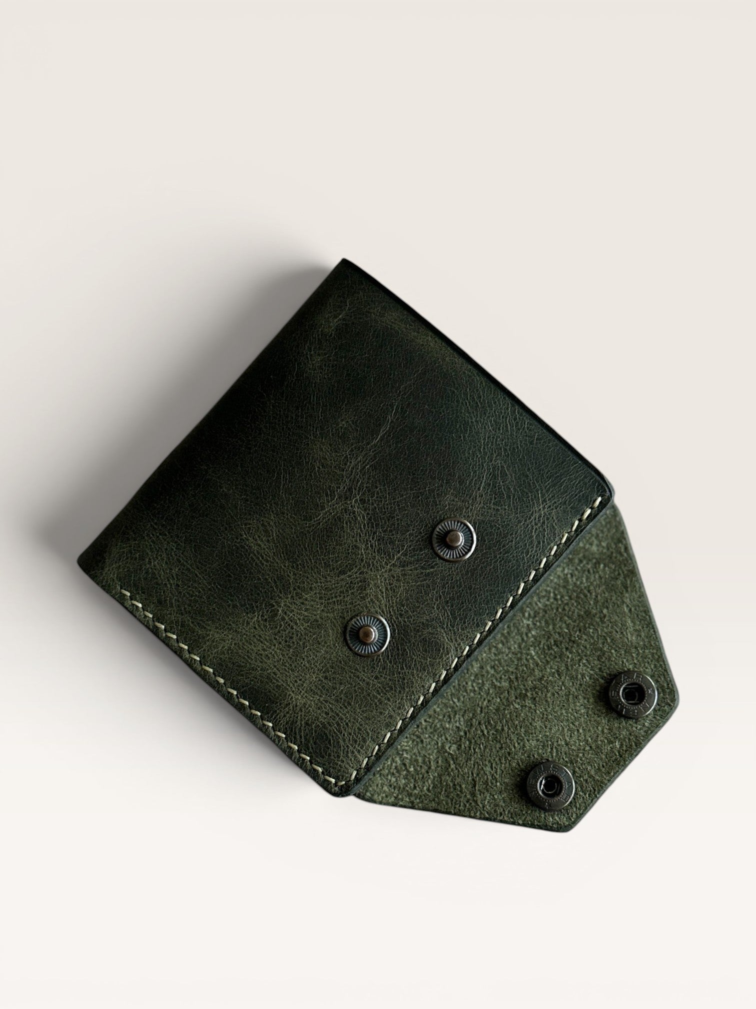 Safir Leather Babil Lock hakiki deri cüzdan, yeşil haki renkte, çıtçıt kapamalı, kart ve para bölmeli, el yapımı.