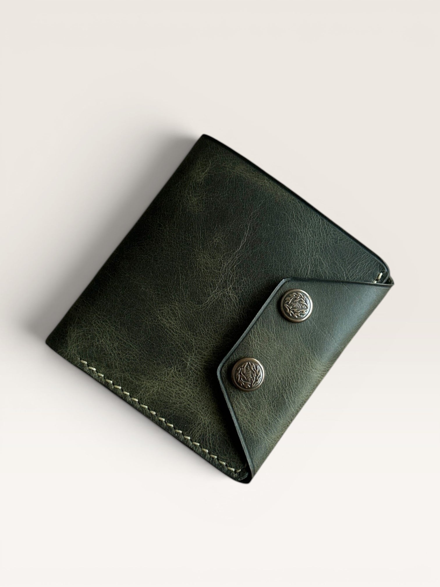 Safir Leather Babil Lock hakiki deri cüzdan, yeşil haki renkte, çıtçıt kapamalı, el yapımı, 10x9 cm.