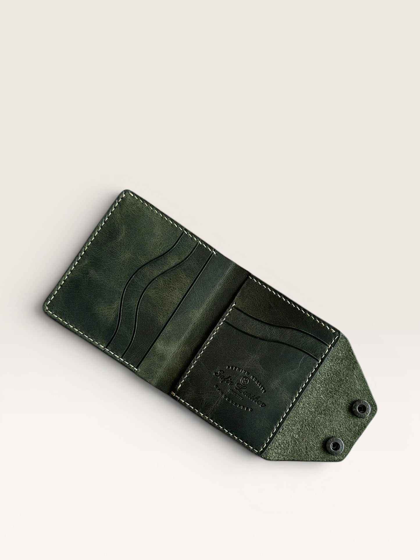 Safir Leather Babil Lock hakiki deri cüzdan, yeşil haki renkte, el yapımı, kart bölmeli ve çıtçıt kapamalı.