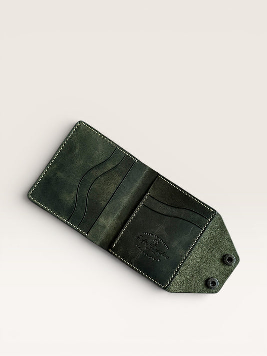 Safir Leather Babil Lock hakiki deri cüzdan, yeşil haki renkte, el yapımı, kart bölmeli ve çıtçıt kapamalı.
