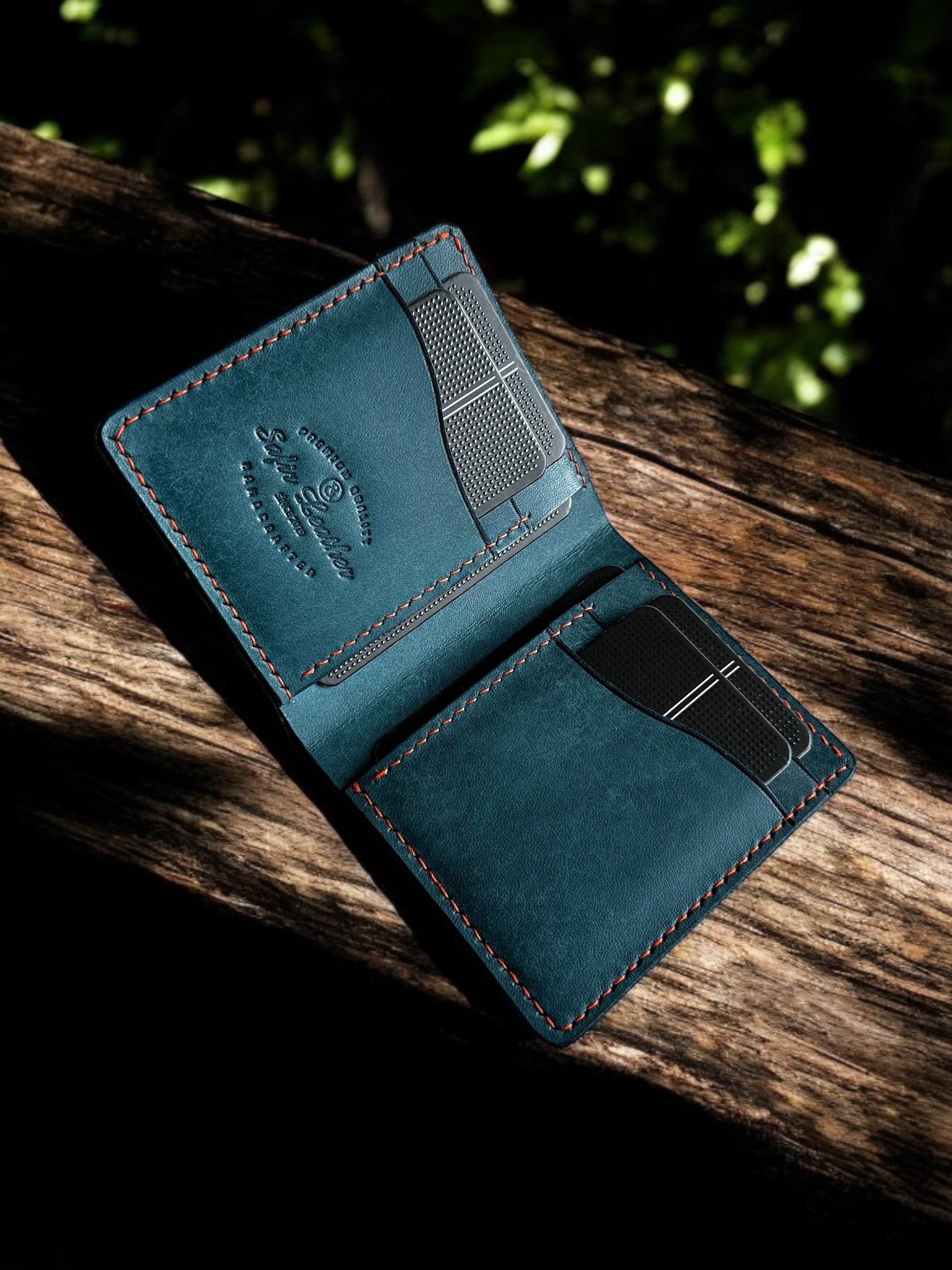 Safir Leather Babil Pueblo hakiki deri cüzdan, derin mavi renkte, elde dikilmiş, 10x9 cm boyutlarında, 6-12 kart kapasiteli.