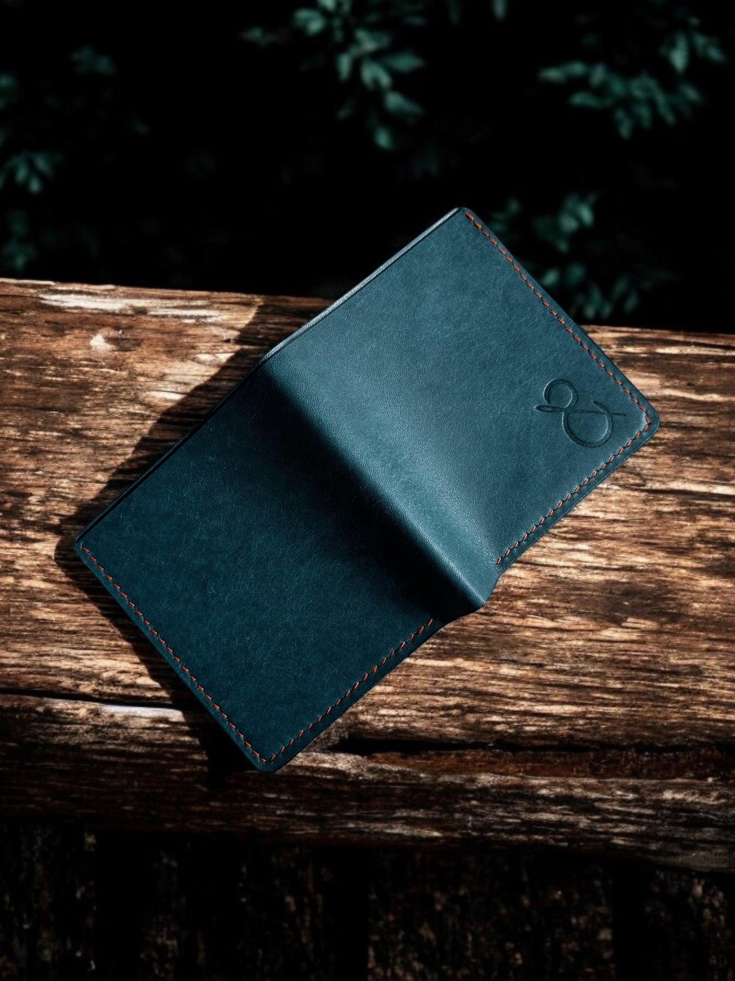 Safir Leather Babil Pueblo hakiki deri cüzdan, derin mavi renkte, el yapımı, minimal tasarım, 10x9 cm.
