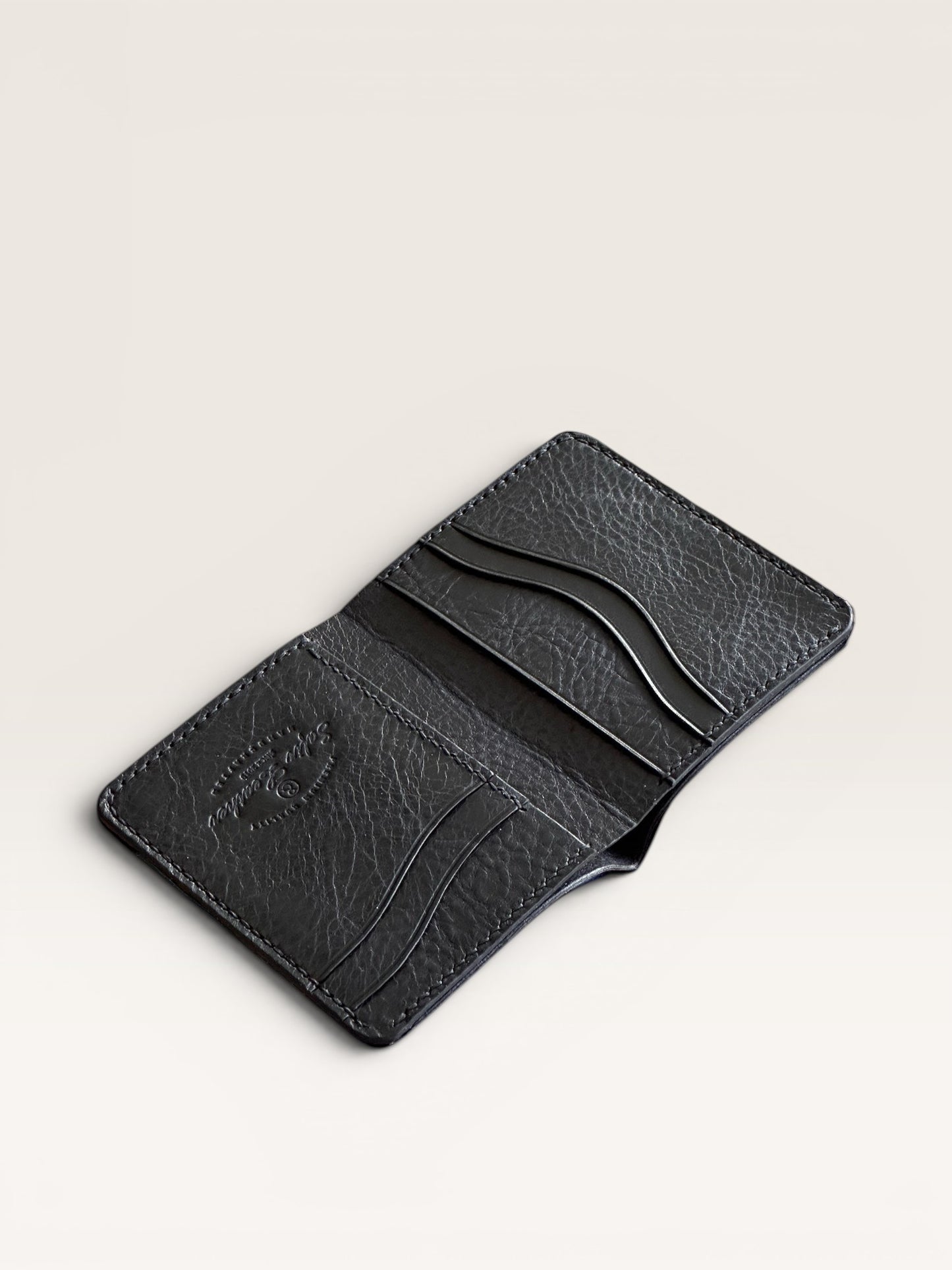 Safir Leather Babil Siyah Deri Cüzdan, elde dikilmiş, 10x8.5 cm, 6-12 kart kapasiteli, minimalist ve unisex tasarım.