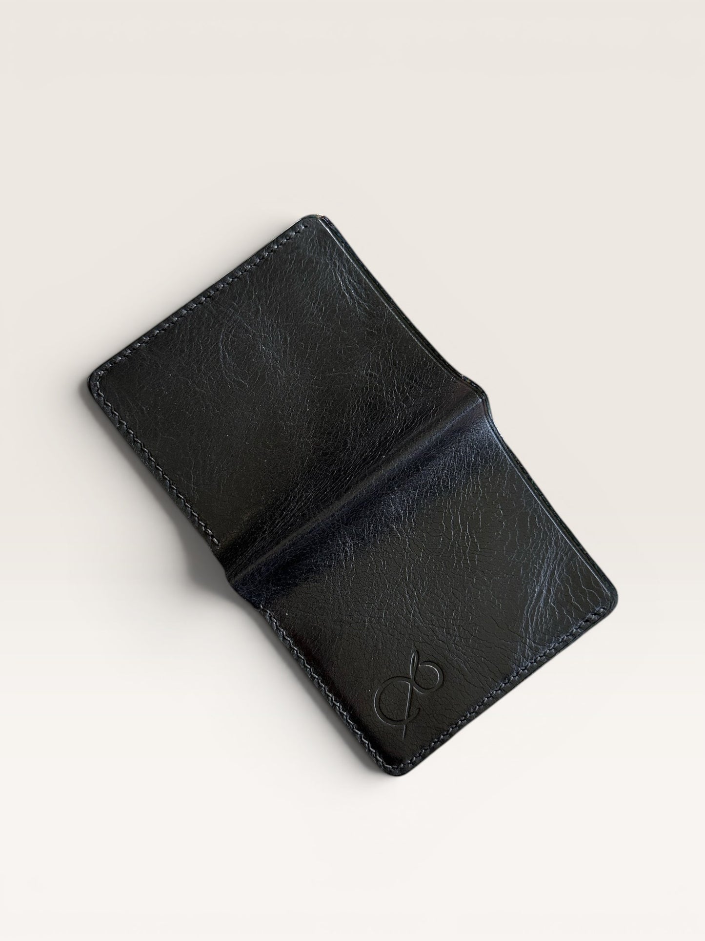 Safir Leather Babil Siyah Deri Cüzdan, minimal tasarımlı, elde dikilmiş, 10x8.5 cm boyutlarında, 6-12 kart kapasiteli.