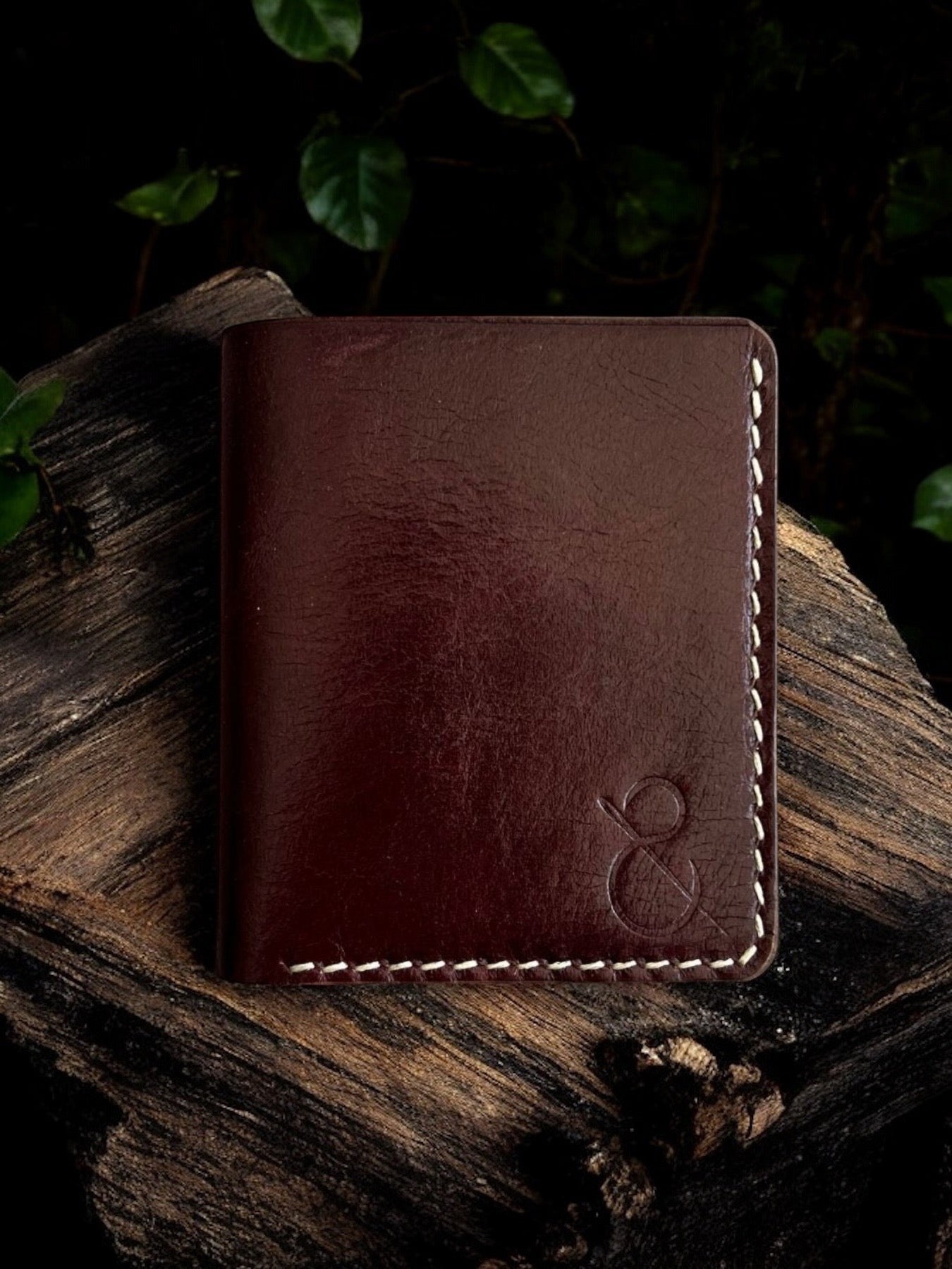 Safir Leather bordo renkli, el yapımı, mumlu iple dikilmiş minimal hakiki deri cüzdan.