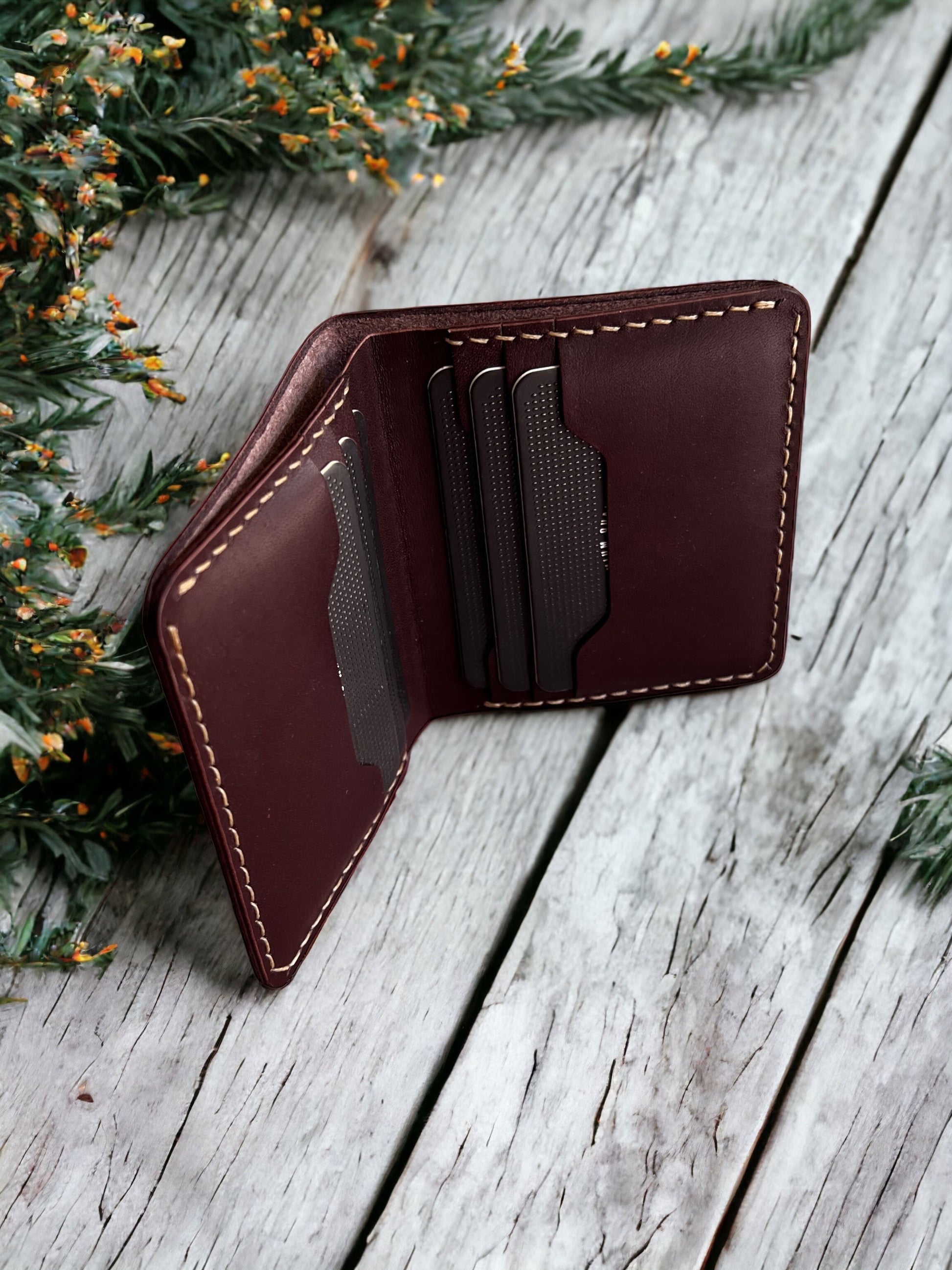 Safir Leather el yapımı bordo bufalo derisi cüzdan, kart bölmeli ve dikiş detaylı.