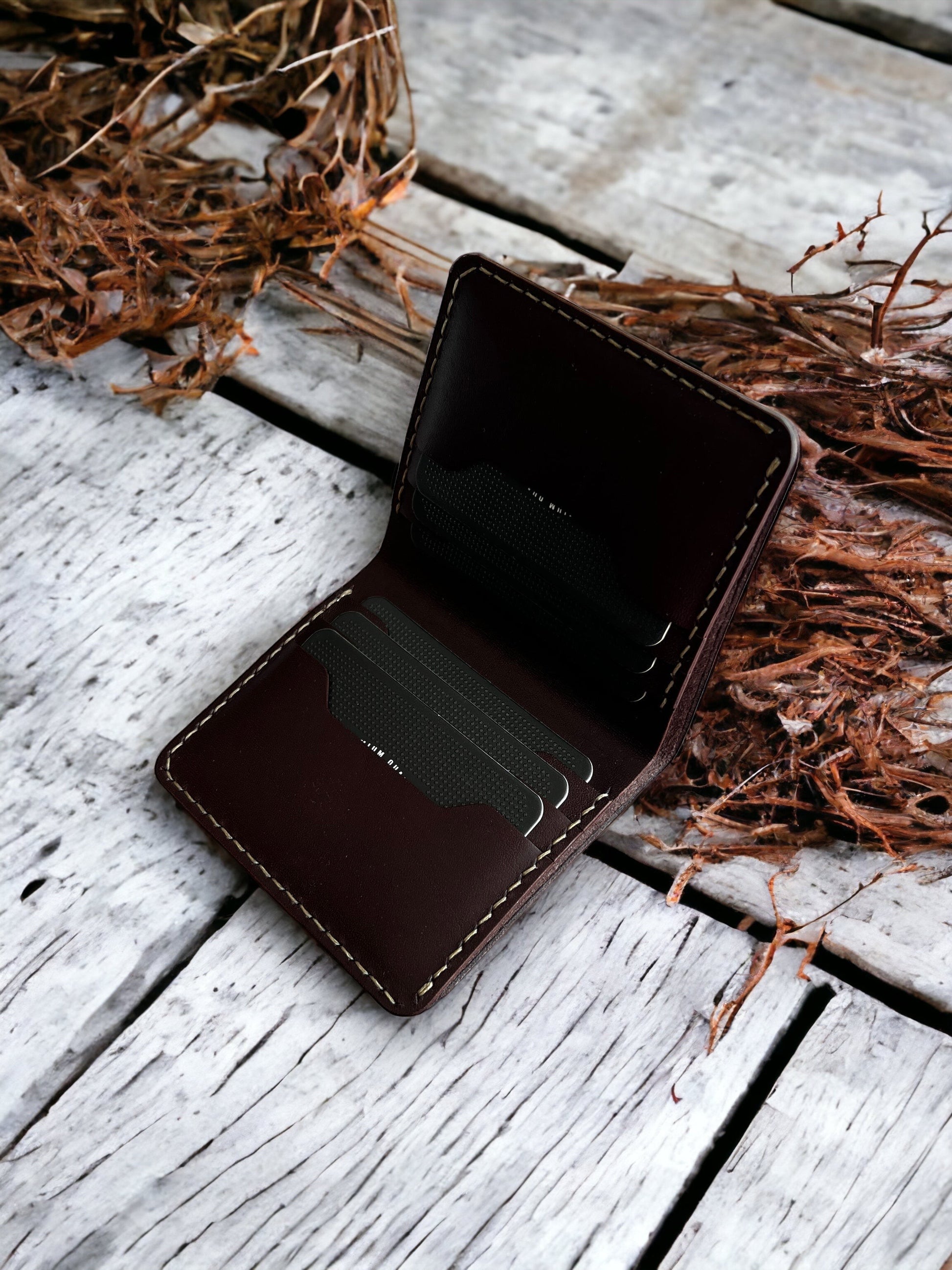 Safir Leather el yapımı koyu kahverengi bufalo derisi cüzdan, kart bölmeli ve dikiş detaylı.