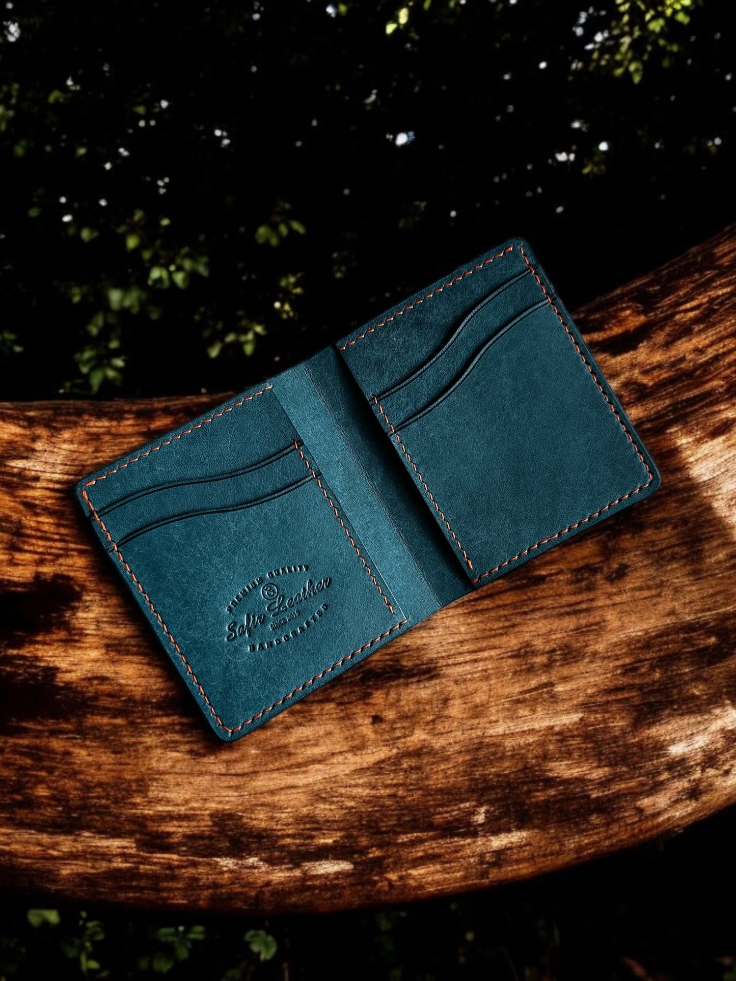 Safir Leather, derin mavi, hakiki deri, el yapımı, minimalist cüzdan. Kartlık ve ön/arka cep için ideal.