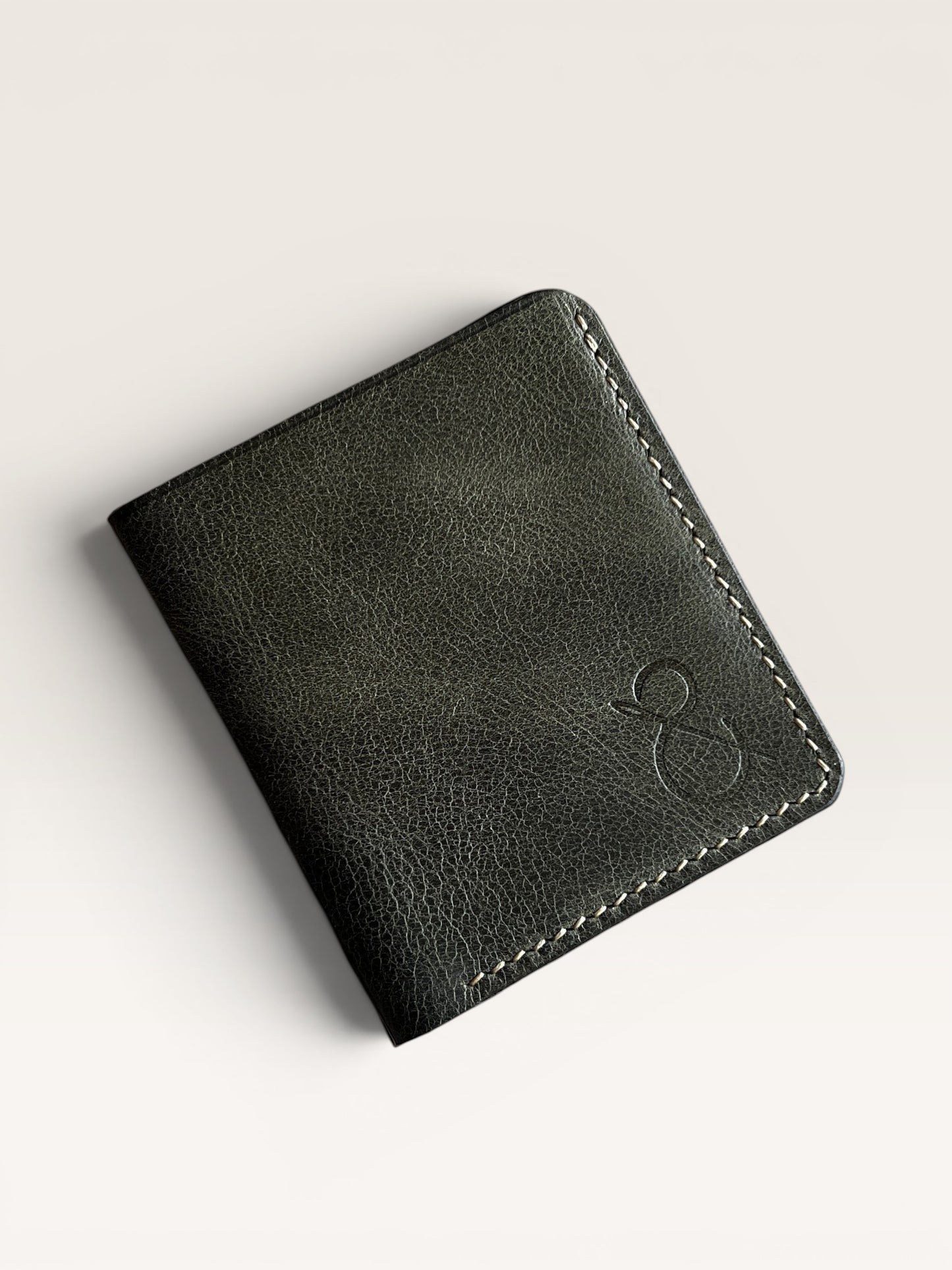 Safir Leather el yapımı, hakiki deri, koyu yeşil cüzdan. 10x8.5 cm boyutlarında, kart ve nakit bölmeli.