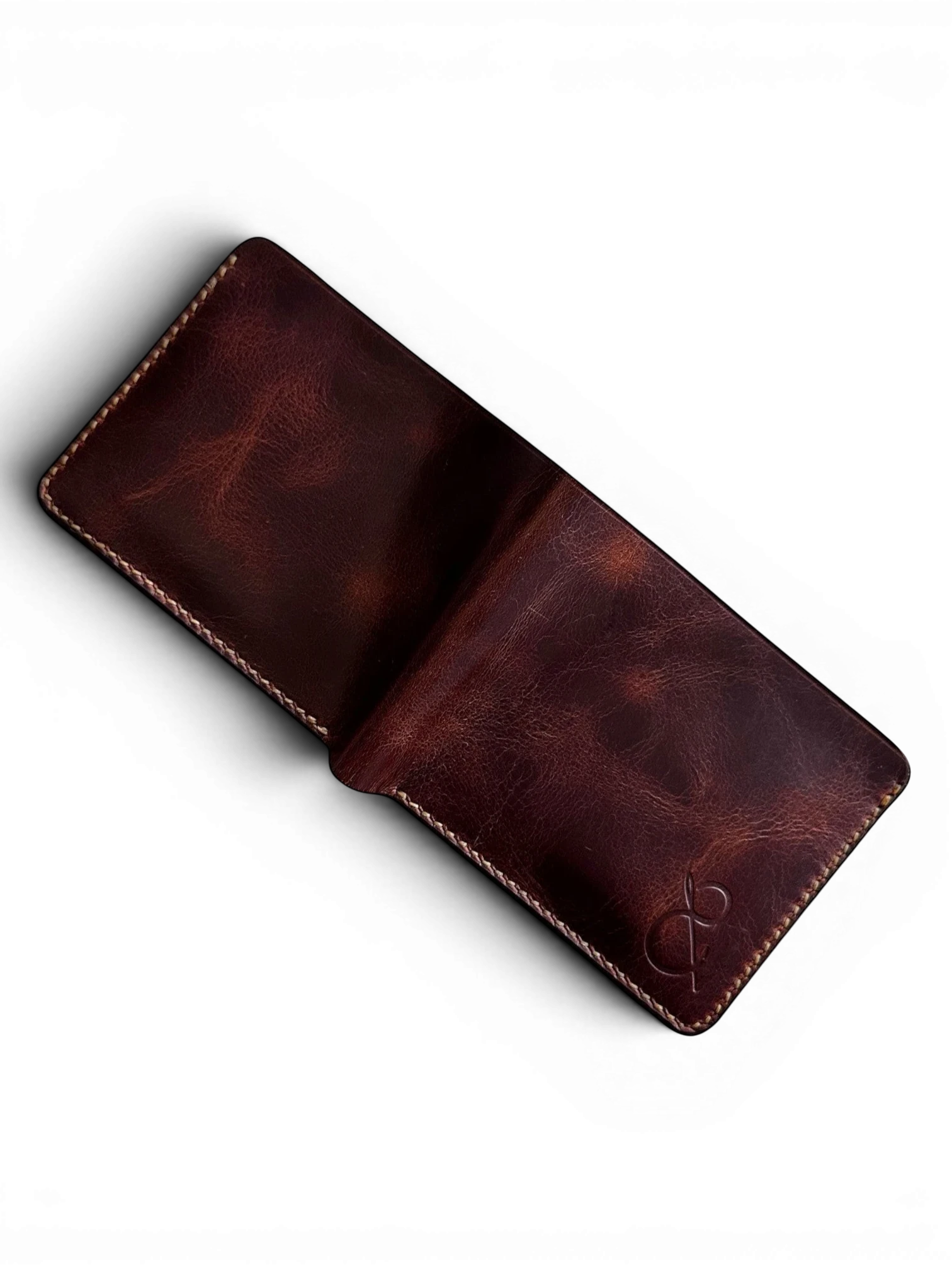 Safir Leather el yapımı, koyu kahverengi hakiki deri cüzdan, belirgin dikiş detayları ve minimalist tasarım.