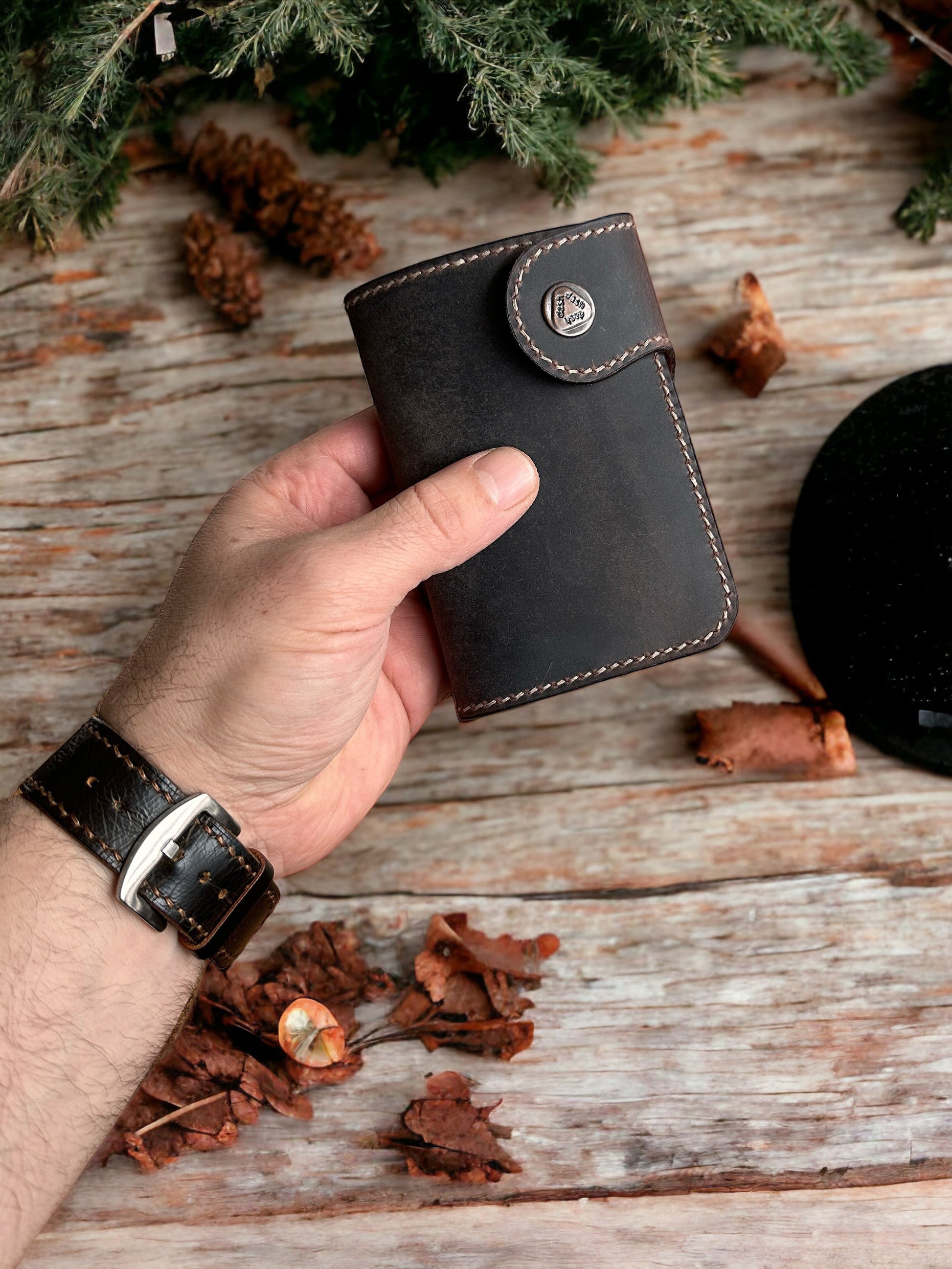 Safir Leather el yapımı, vintage görünümlü, çıtçıtlı, minimal kahverengi hakiki dana derisi cüzdan.