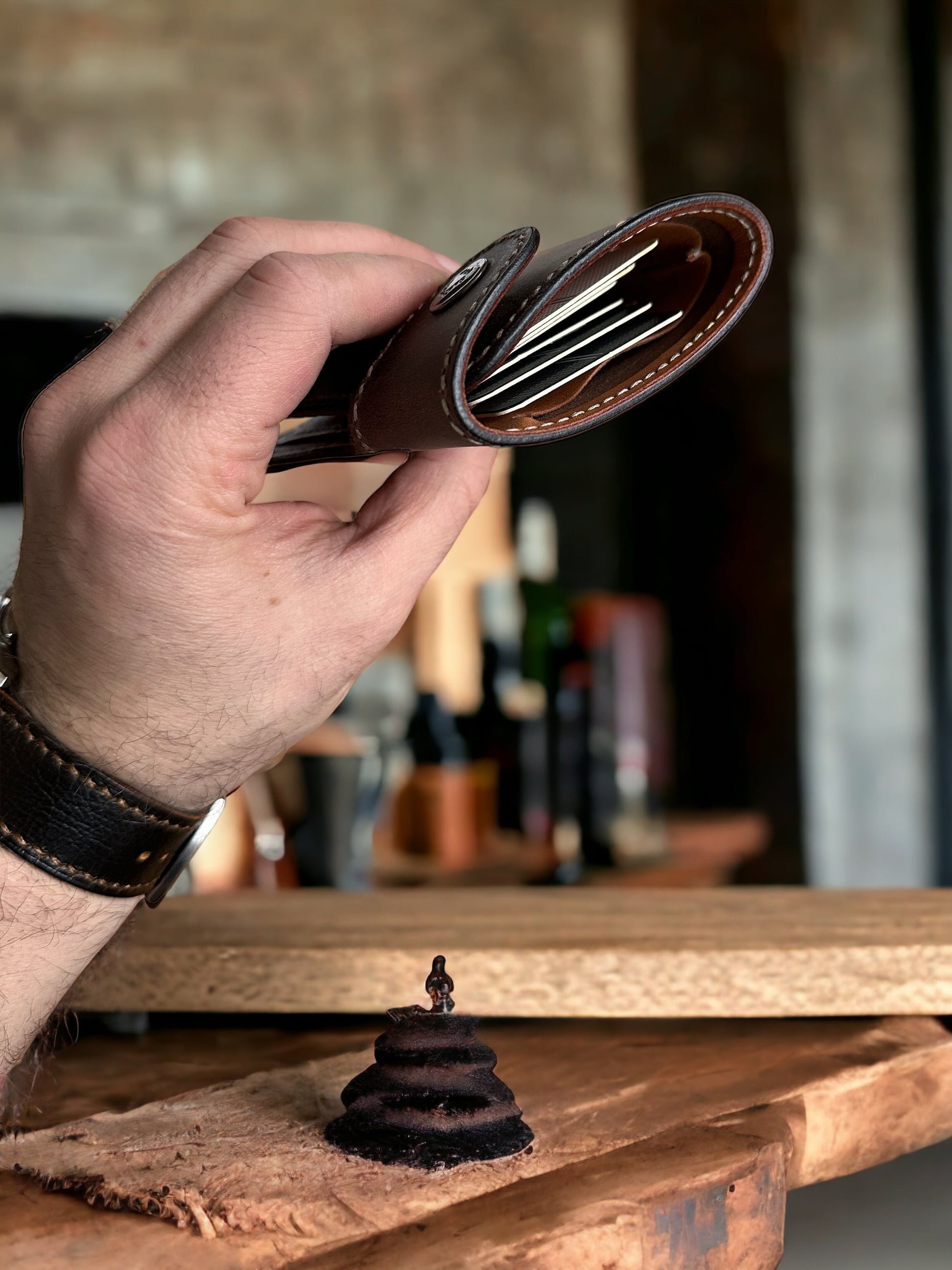 Safir Leather el yapımı, minimal tasarımlı, mumlu dikişli kahverengi hakiki deri cüzdan