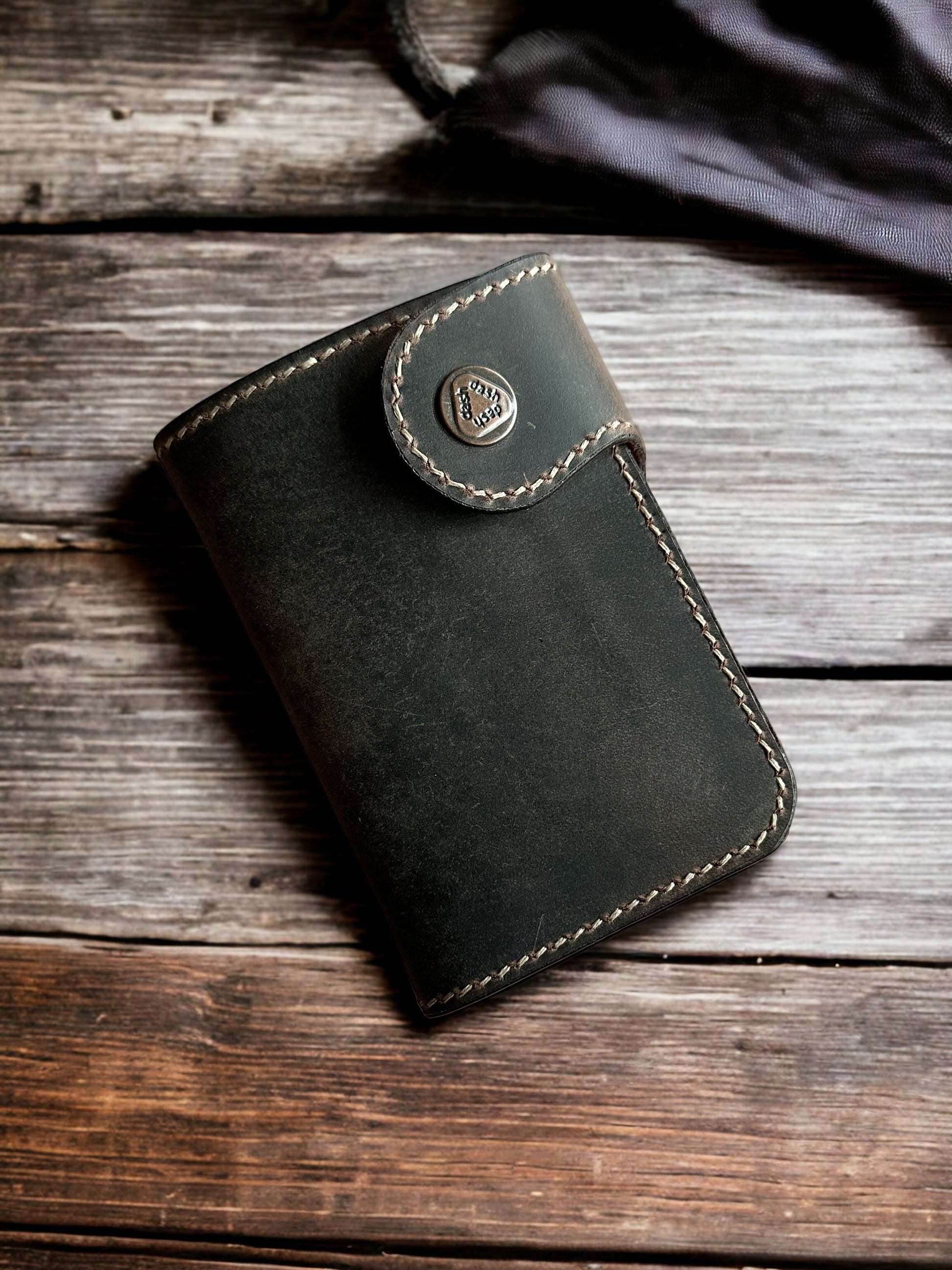Safir Leather el yapımı, vintage görünümlü, koyu renkli, mumlu dikişli ve çıtçıtlı hakiki deri cüzdan.