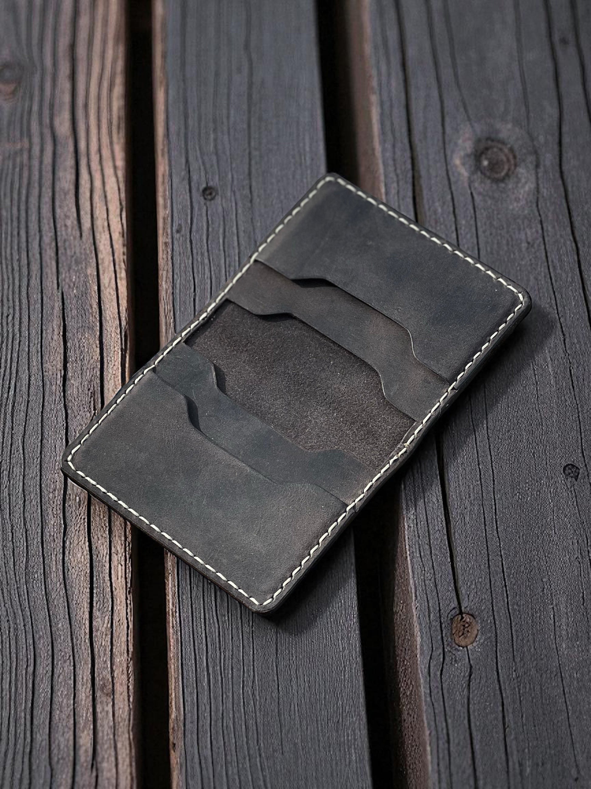 Safir Leather el yapımı, minimal tasarımlı, koyu gri hakiki dana derisi unisex kartlık cüzdan