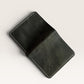 Safir Leather el yapımı, hakiki deri, koyu yeşil cüzdan. 10x8.5 cm boyutlarında, dikiş detaylı ve minimalist tasarım.
