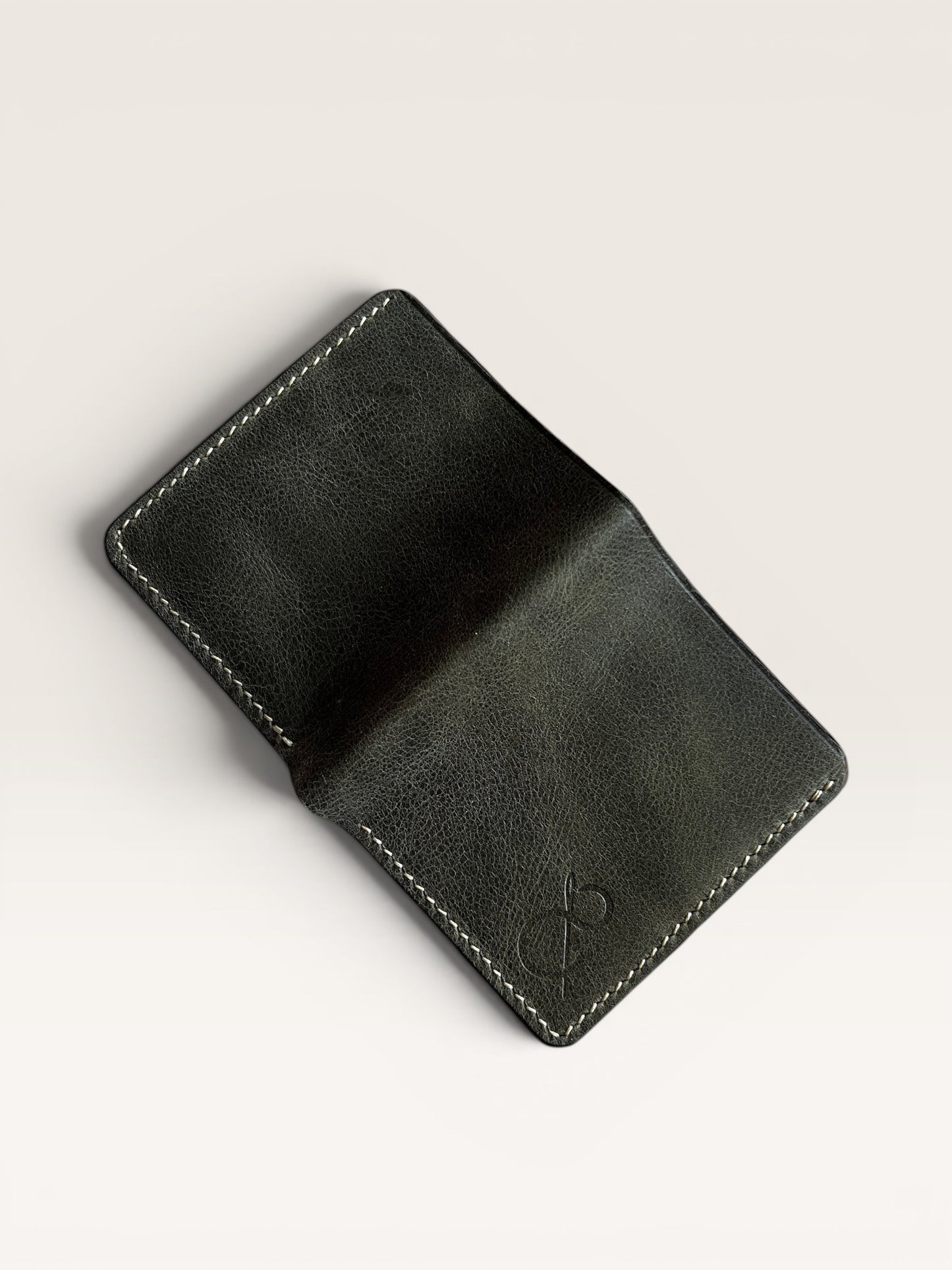 Safir Leather el yapımı, hakiki deri, koyu yeşil cüzdan. 10x8.5 cm boyutlarında, dikiş detaylı ve minimalist tasarım.