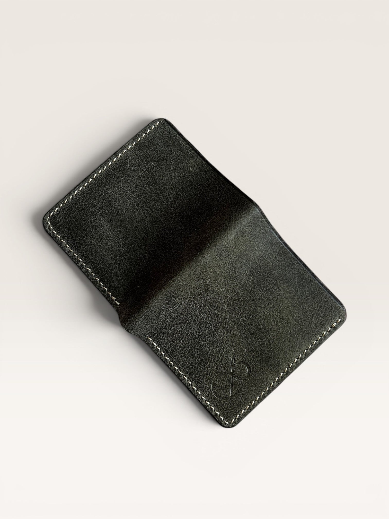 Safir Leather el yapımı, hakiki deri, koyu yeşil cüzdan. 10x8.5 cm boyutlarında, dikiş detaylı ve minimalist tasarım.