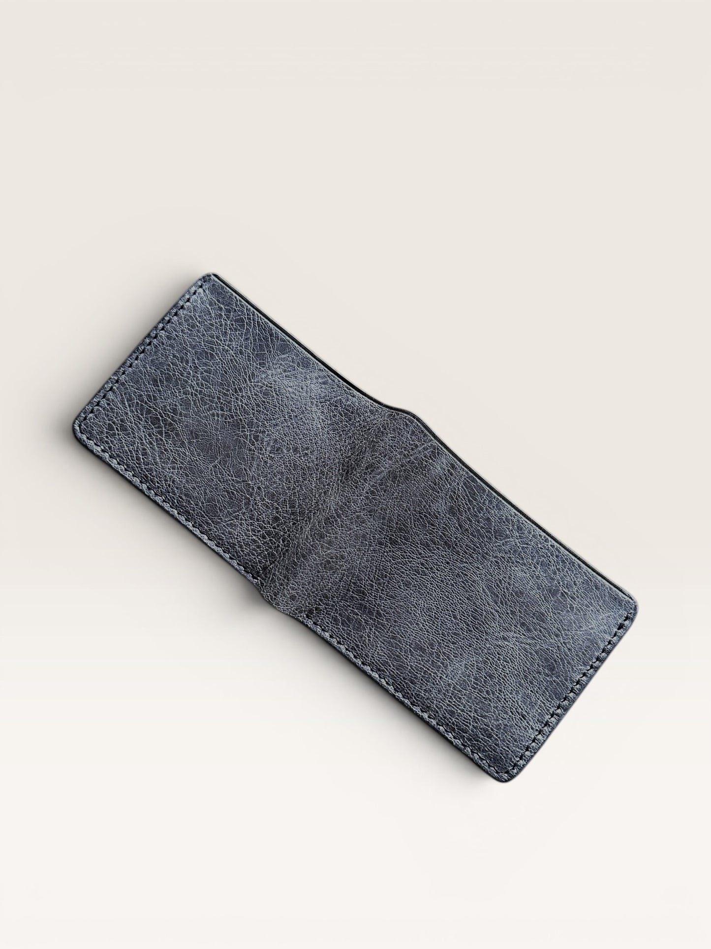 Safir Leather'dan 8 kart bölmeli, kahve taba rengi, İtalyan derisi erkek cüzdanı. Nakit para bölmesi ve zarif dikiş detayları.