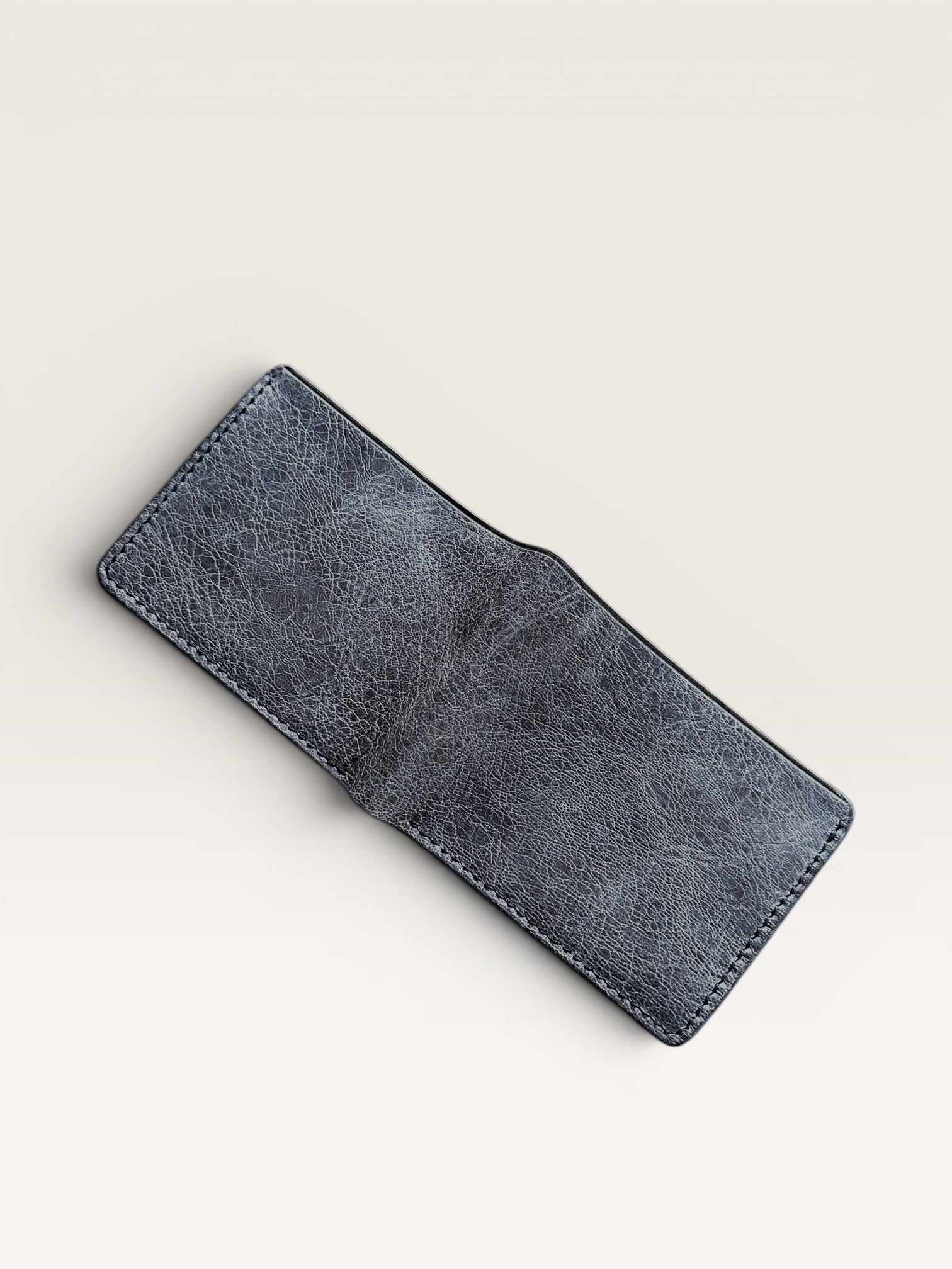 Safir Leather'dan 8 kart bölmeli, kahve taba rengi, İtalyan derisi erkek cüzdanı. Nakit para bölmesi ve zarif dikiş detayları.