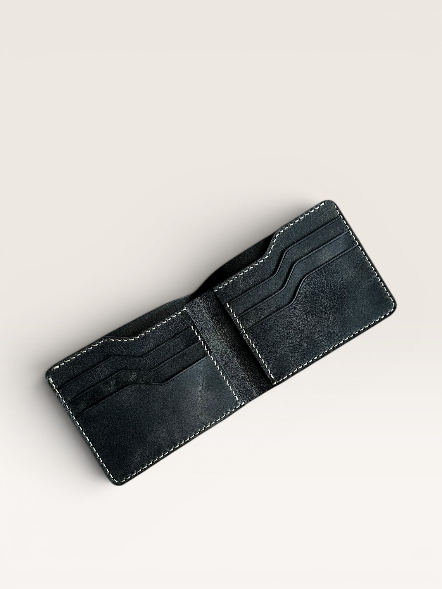 Safir Leather haki renkli, İtalyan derisinden, 8 kart bölmeli, nakit para bölmeli, dikiş detaylı erkek cüzdanı.