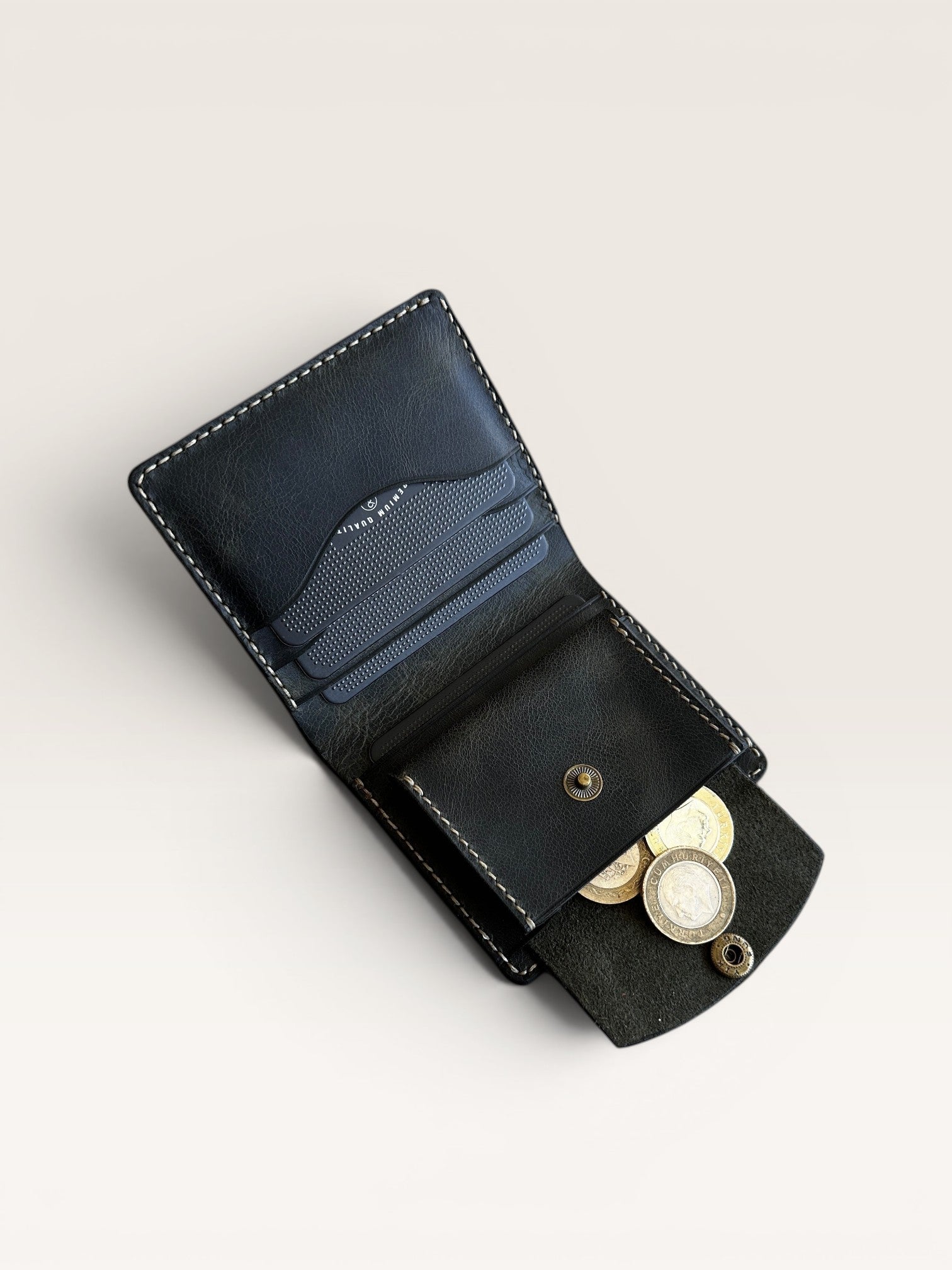 Safir Leather el yapımı, haki renkli, İtalyan derisi cüzdan. Kart bölmeleri ve bozuk para cebi bulunur.