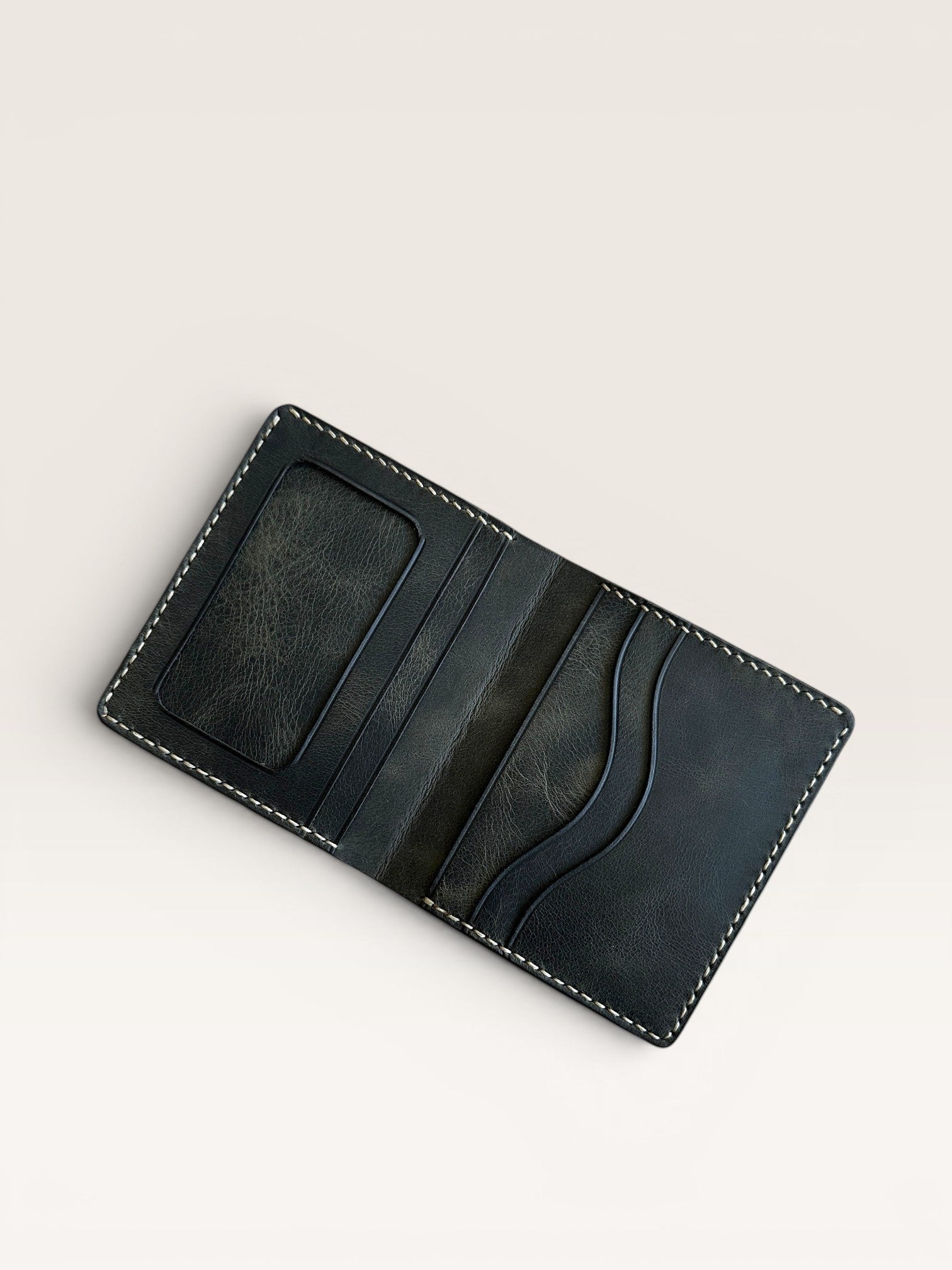 Safir Leather haki renkli, el yapımı İtalyan derisi cüzdan. Kart ve nakit bölmeleriyle pratik ve zarif tasarım.