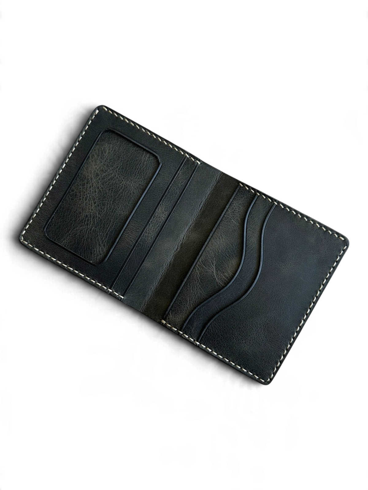 Safir Leather haki renkli, el yapımı İtalyan derisi cüzdan. Kart ve nakit bölmeleriyle pratik ve zarif tasarım.