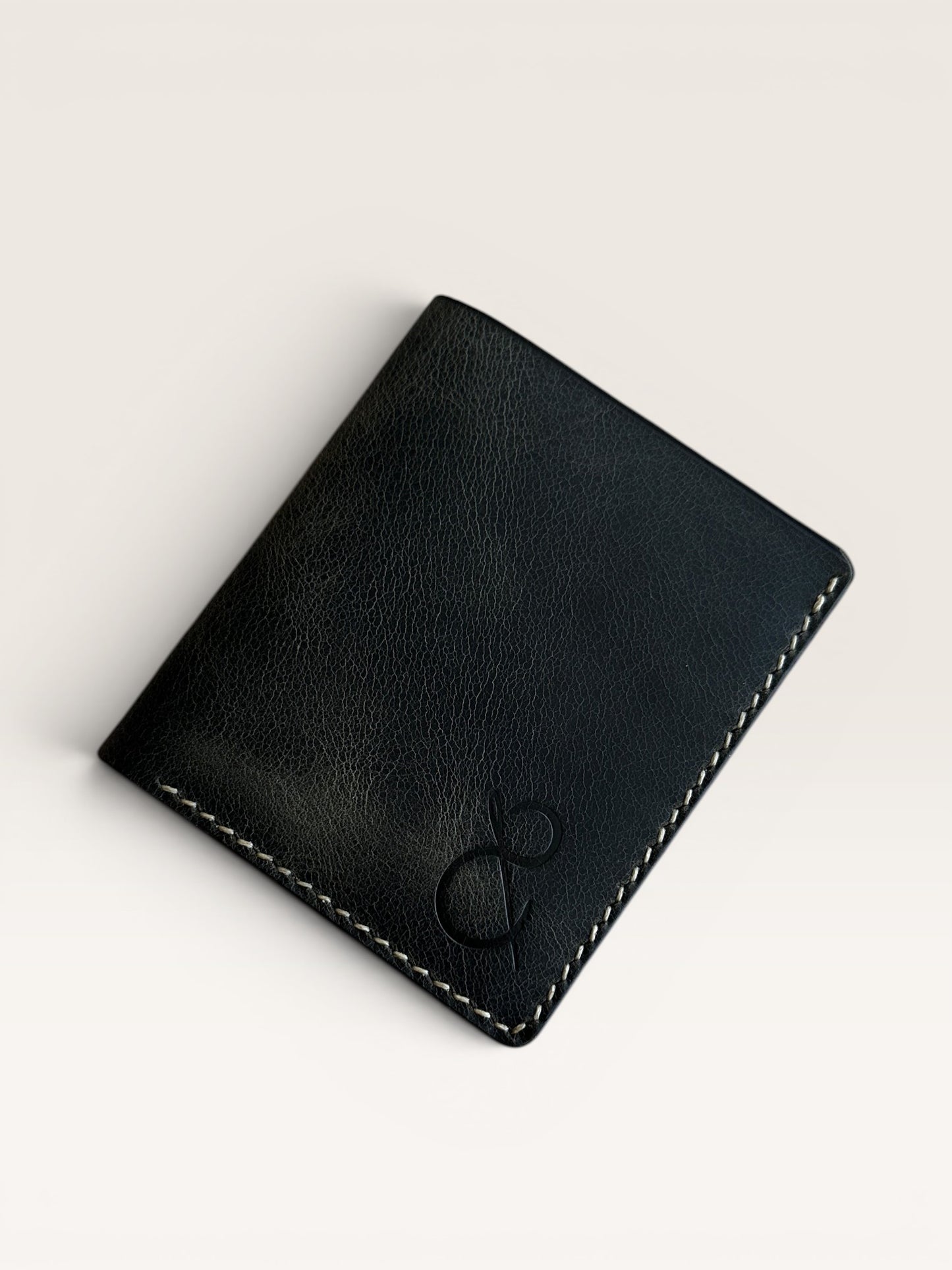 Safir Leather el yapımı, haki renkli, İtalyan derisi cüzdan. Minimalist tasarım, beyaz dikiş detaylı.