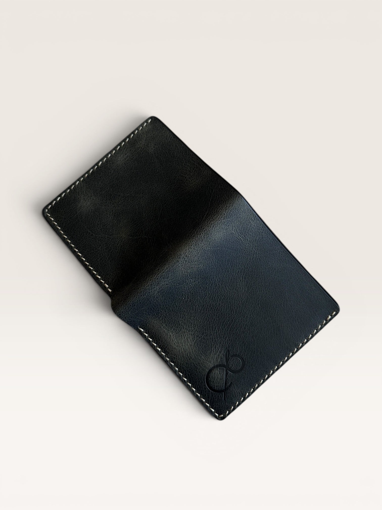 Safir Leather el yapımı haki İtalyan derisi cüzdan, beyaz dikişli, minimalist tasarım.