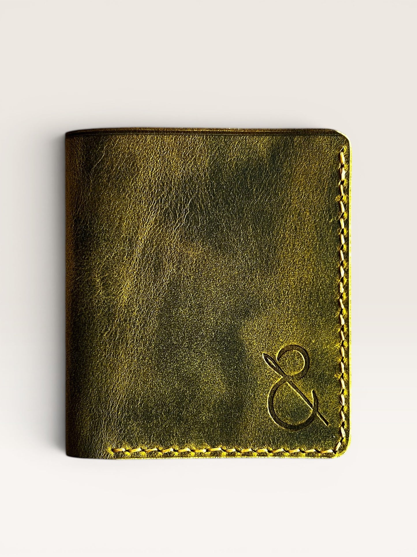 Safir Leather, haki yeşil, hakiki deri, elde dikilmiş, minimal tasarımlı, unisex cüzdan. Üzerinde kabartma ampersand logosu bulunur.