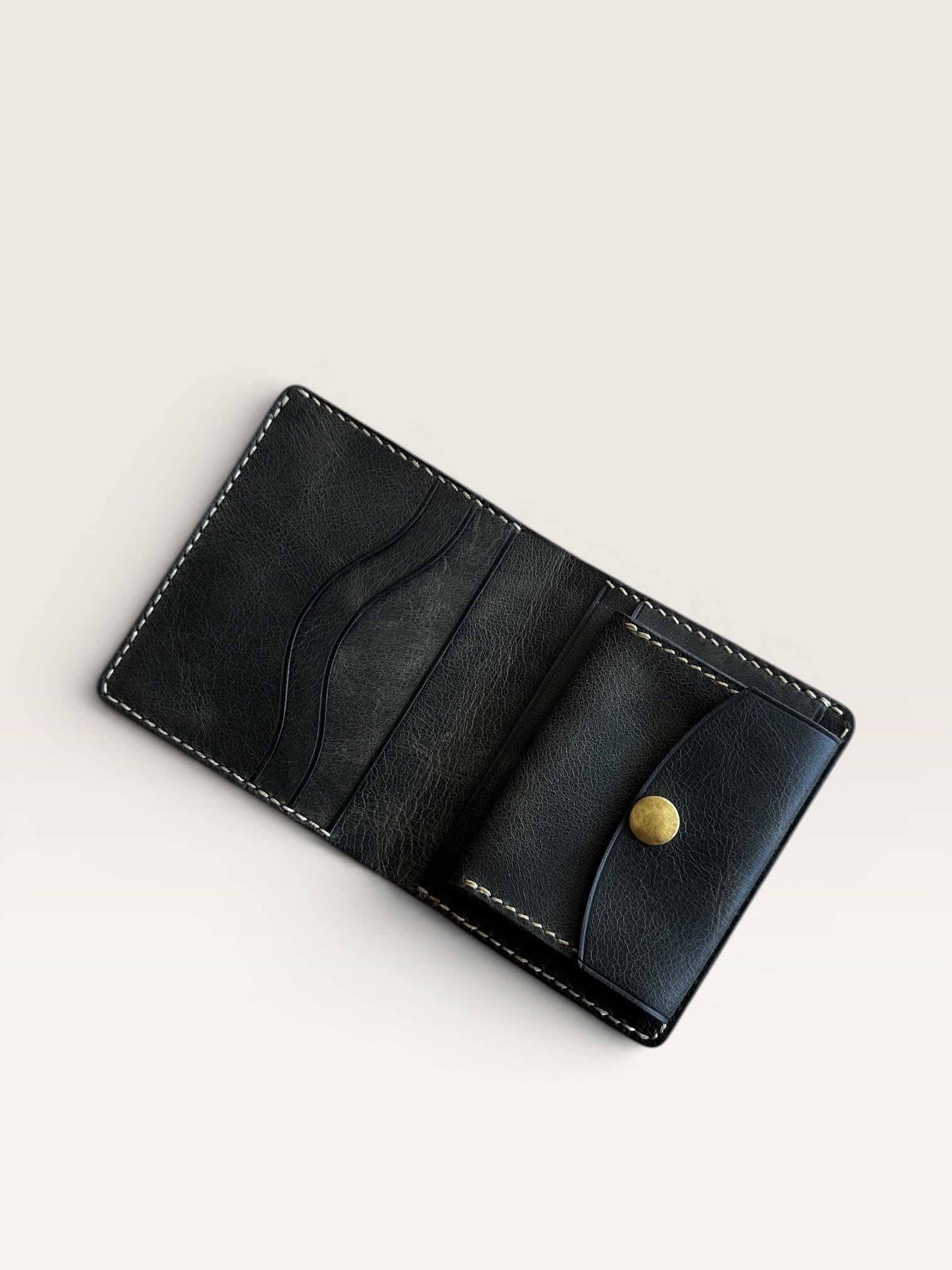 Safir Leather el yapımı, haki renkli, İtalyan derisi, minimalist cüzdan. Kart ve nakit için pratik.