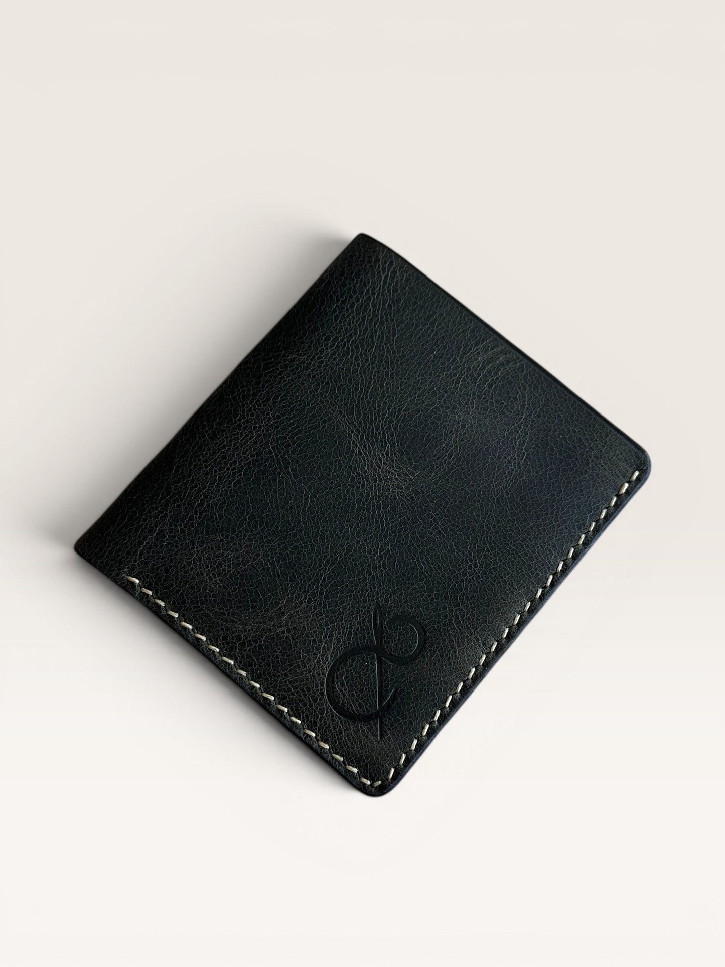 Safir Leather el yapımı, haki renkli, İtalyan derisi cüzdan. Minimalist tasarım, zarif dikiş detayları.