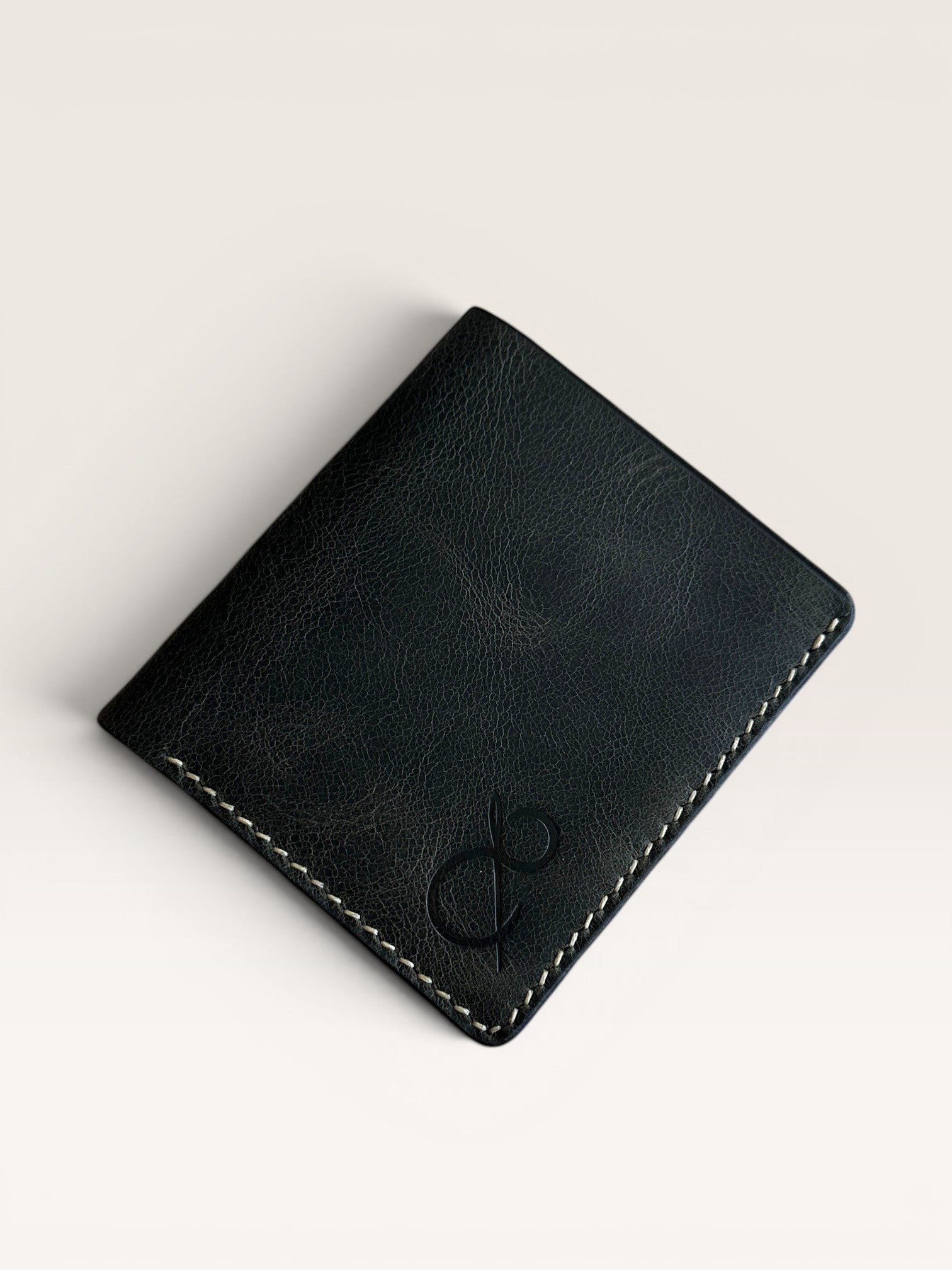 Safir Leather el yapımı, haki renkli, İtalyan derisi cüzdan. Minimalist tasarım, zarif dikiş detayları.
