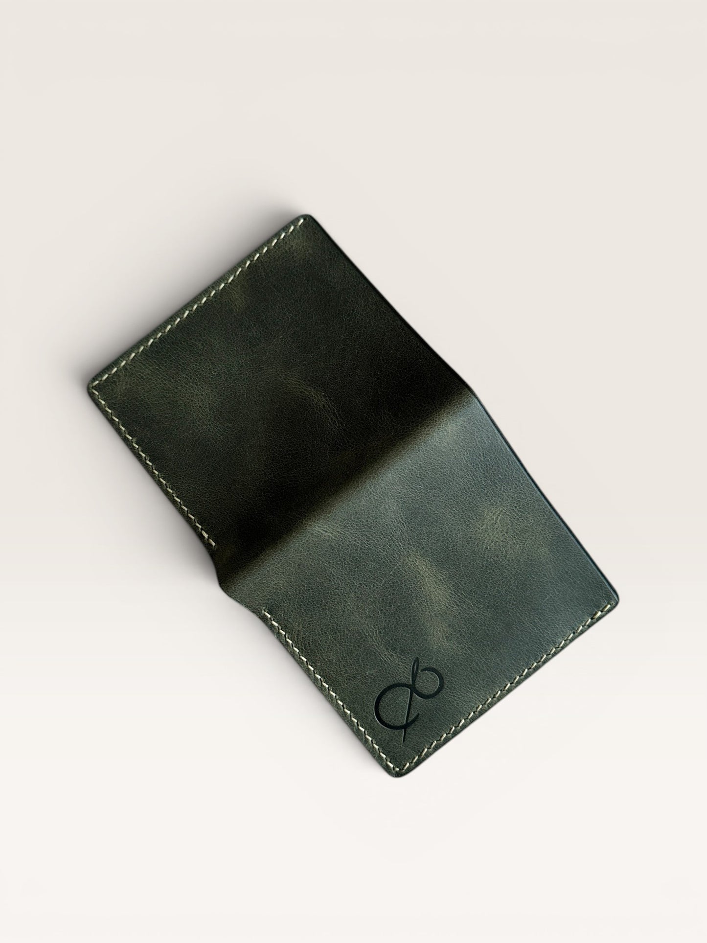 Safir Leather haki renkli, hakiki deri, el yapımı, minimalist cüzdan. 10x9 cm.