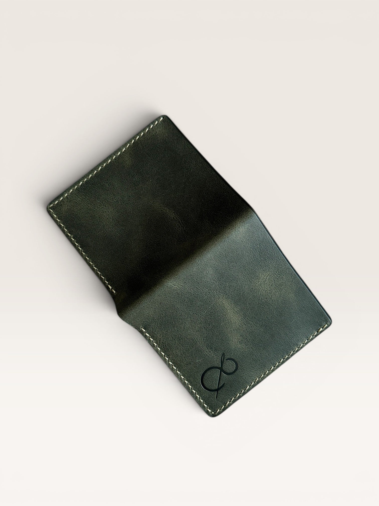 Safir Leather haki renkli, hakiki deri, el yapımı, minimalist cüzdan. 10x9 cm.