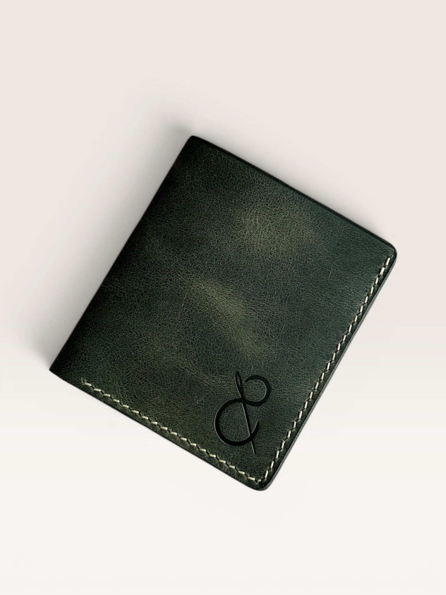 Safir Leather haki renkli, hakiki deri, el yapımı cüzdan. 10x9 cm kapalı boyutlu, kart ve para bölmeli.
