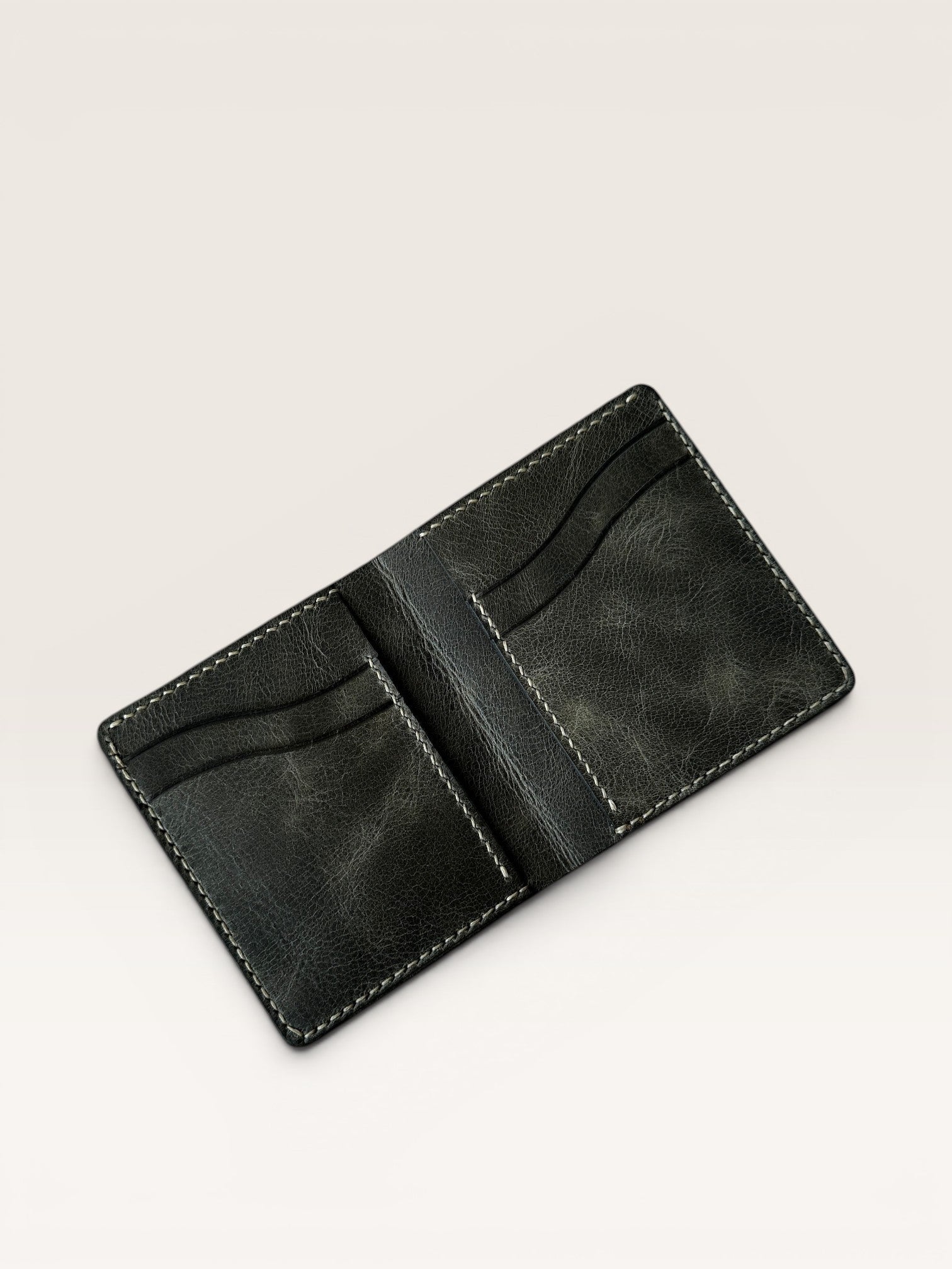 Safir Leather B-King haki deri cüzdan, elde dikilmiş.