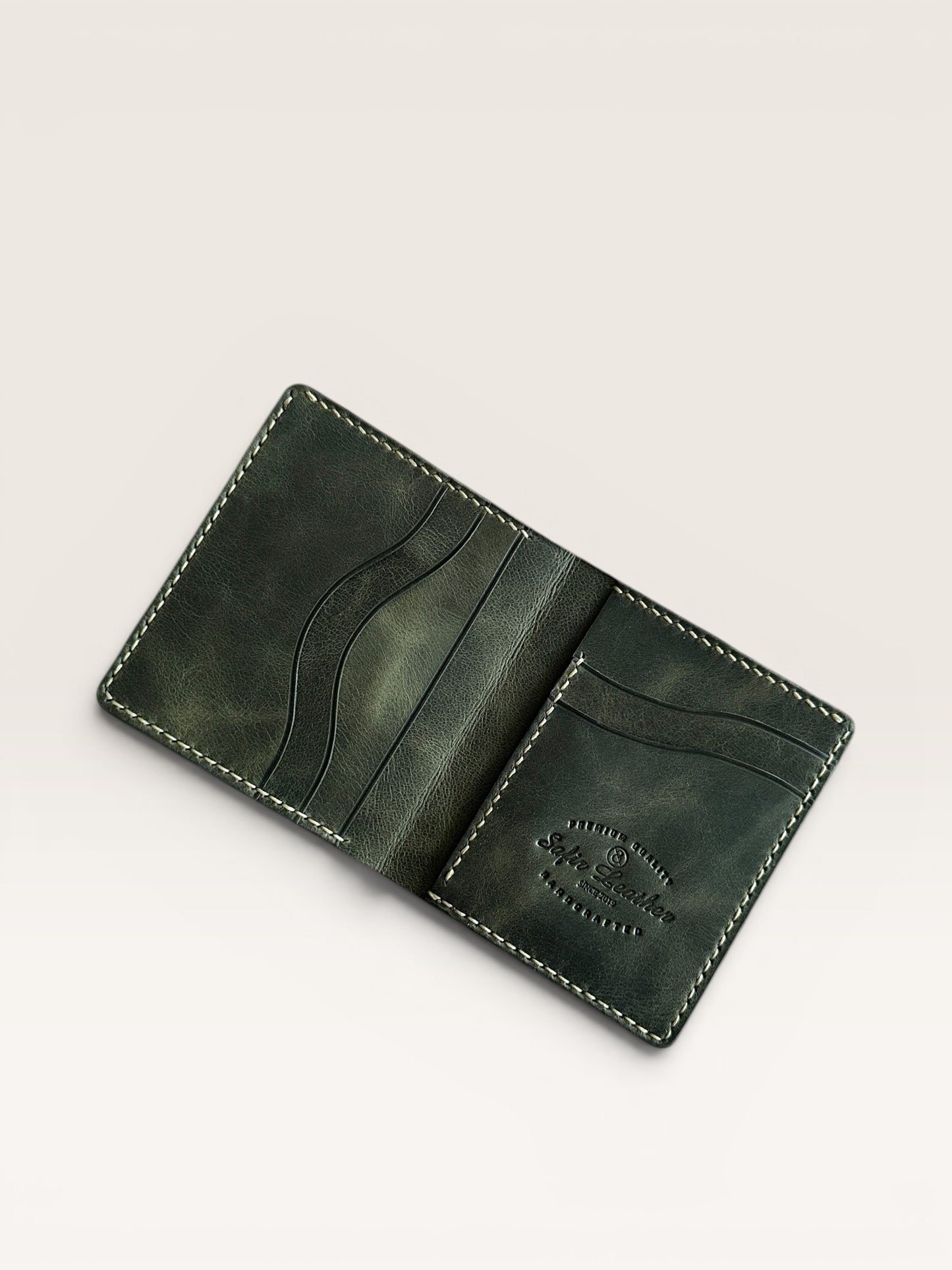 Safir Leather haki renkli, hakiki deri, el yapımı, minimalist cüzdan. Kart ve para bölmeli, 10x9 cm.