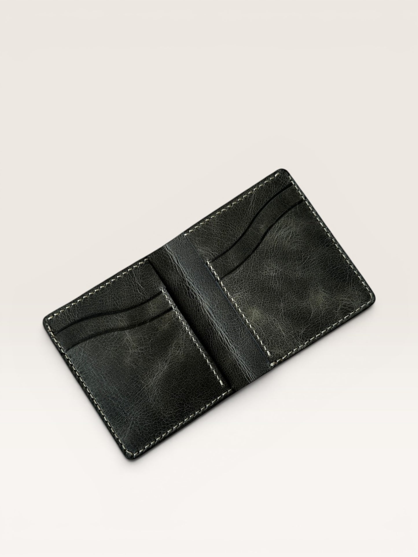 Safir Leather hakiki deri, haki renk, dikey tasarımlı, elde dikilmiş cüzdan. Kart ve para bölmeli.
