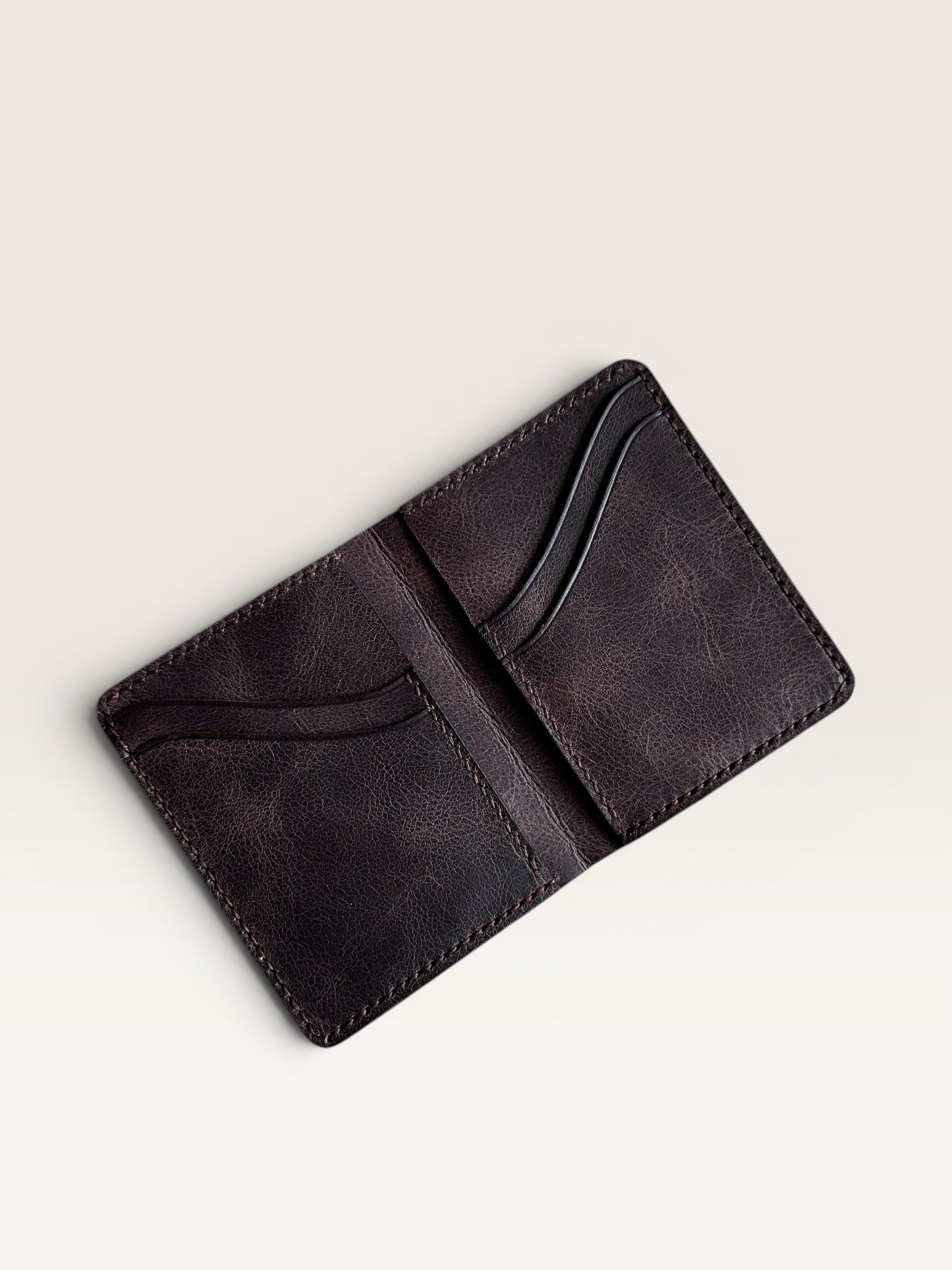 Safir Leather Viking Pueblo hakiki deri cüzdan, derin kahve rengi, elde dikilmiş, minimal tasarım, 6-12 kart kapasiteli.