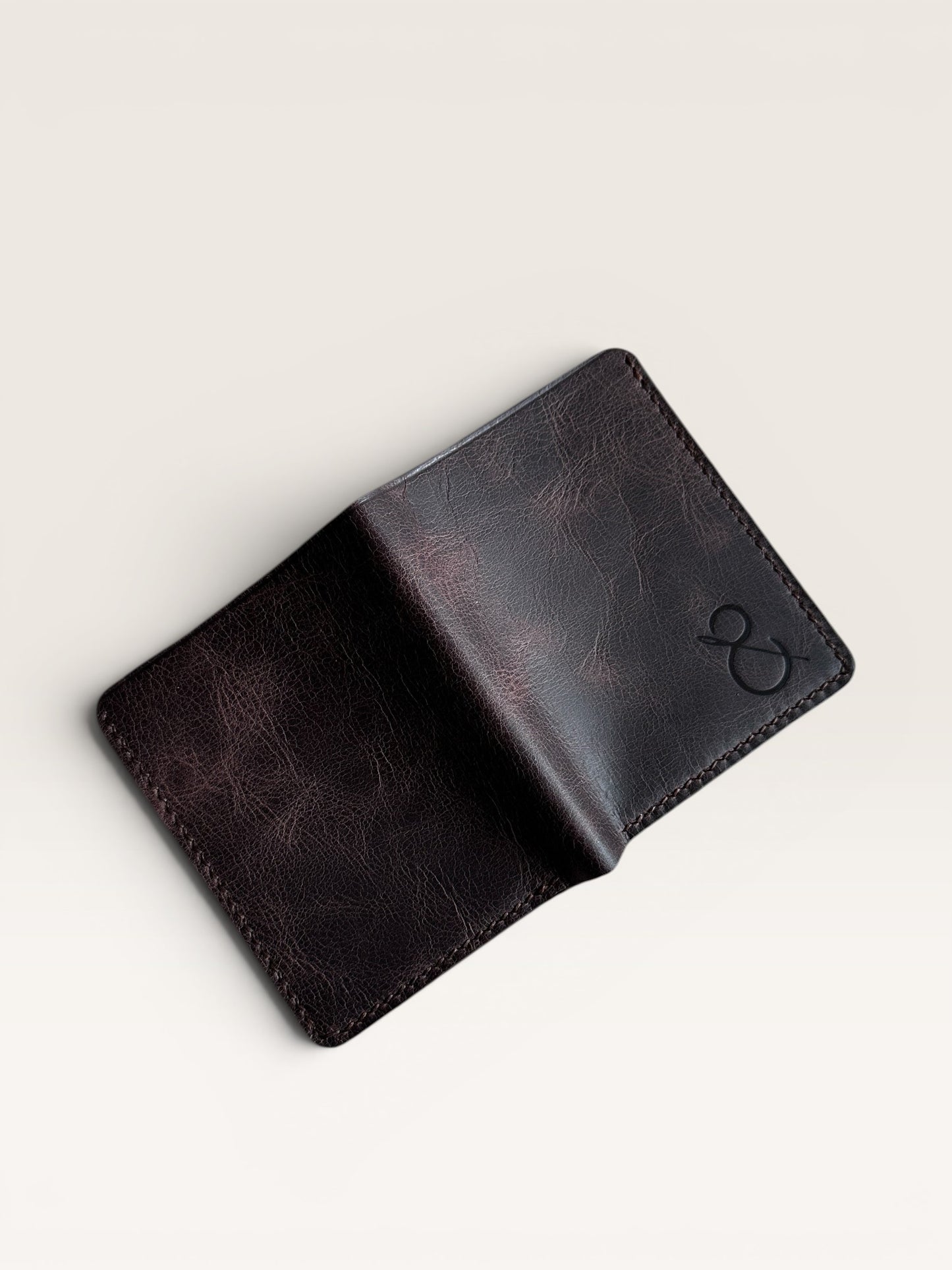 Safir Leather Viking Pueblo hakiki deri cüzdan, derin kahve rengi, elde dikilmiş, minimal tasarım, 6-12 kart kapasiteli.