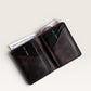 Safir Leather hakiki deri, derin kahve rengi, minimalist el yapımı cüzdan. 10.5x8.5 cm boyutlarında, 6-12 kart kapasiteli.