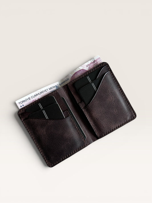 Safir Leather hakiki deri, derin kahve rengi, minimalist el yapımı cüzdan. 10.5x8.5 cm boyutlarında, 6-12 kart kapasiteli.