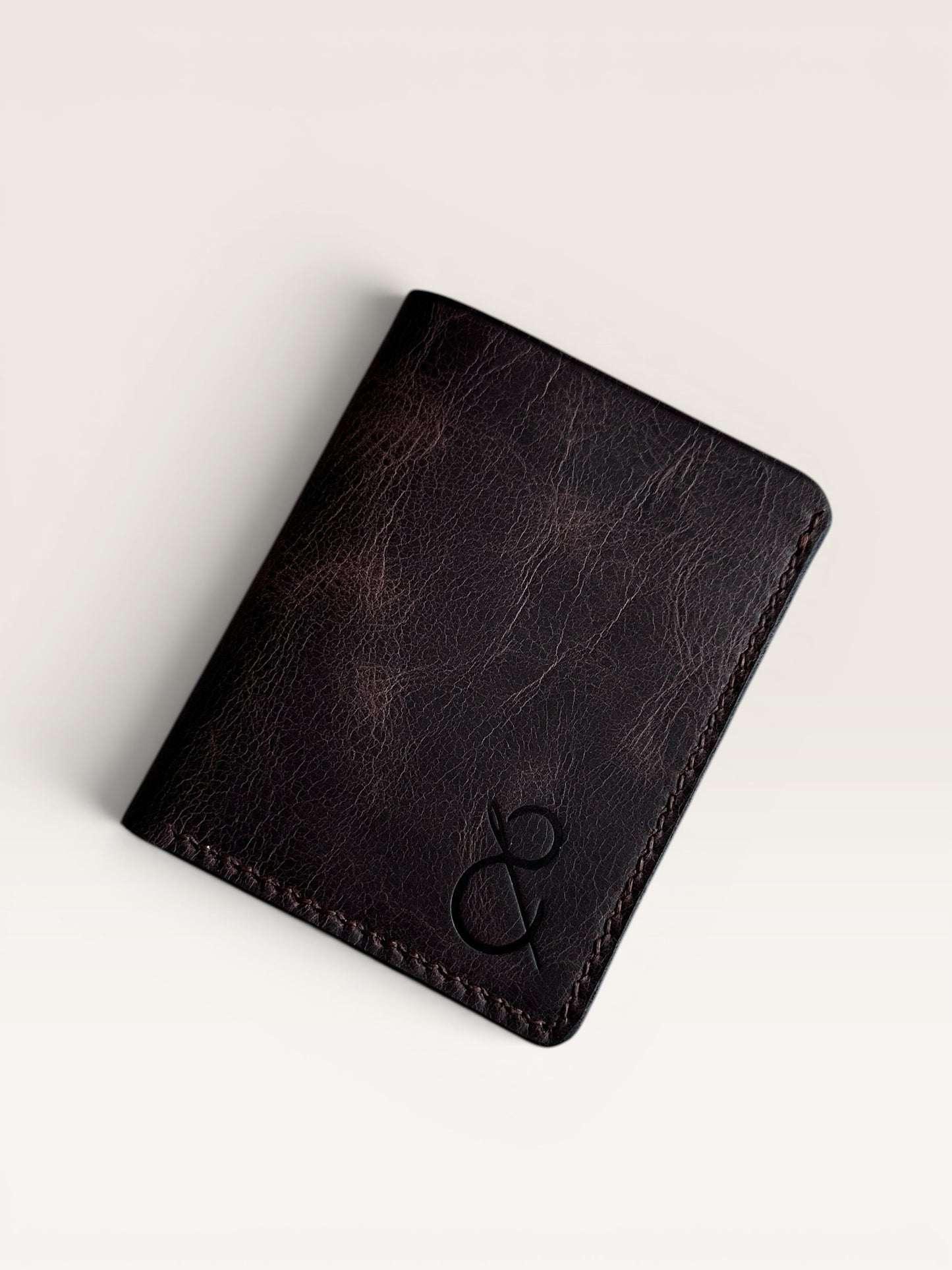 Safir Leather Viking Pueblo hakiki deri cüzdan, derin kahve rengi, elde dikilmiş, minimal tasarım, 6-12 kart kapasiteli.