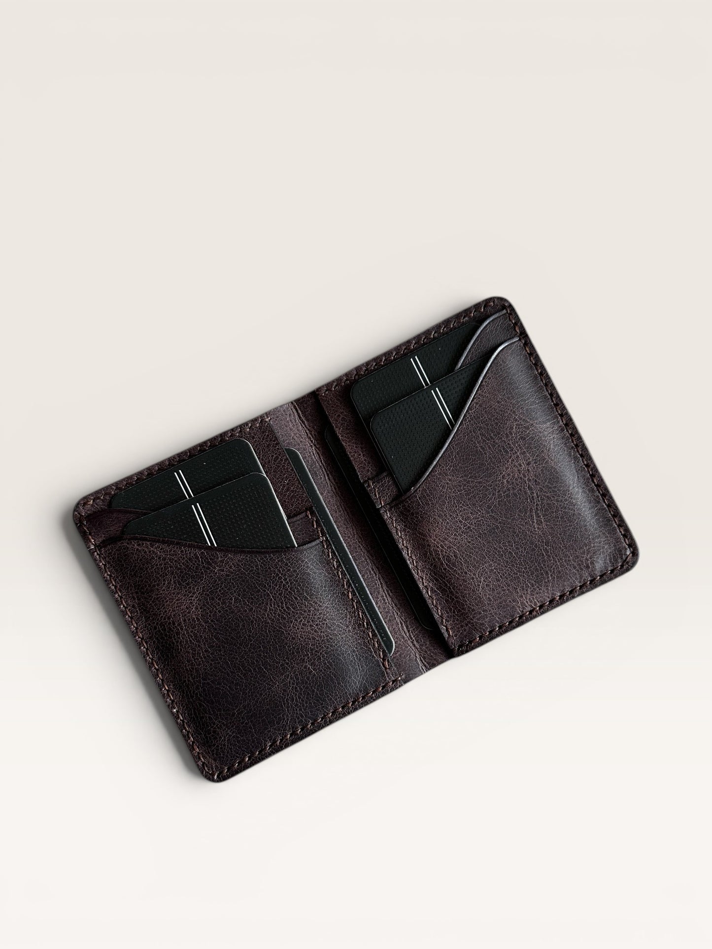 Safir Leather Viking Pueblo hakiki deri cüzdan, derin kahve rengi, elde dikilmiş, minimal tasarım, 6 kart kapasiteli.