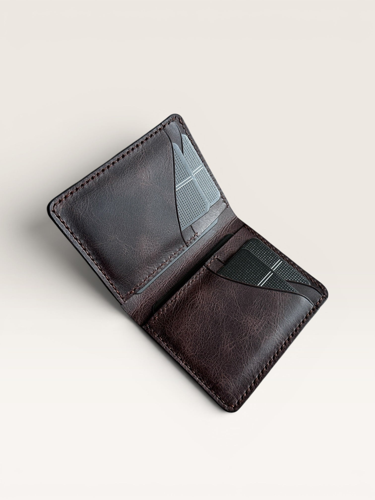Safir Leather Viking Pueblo hakiki deri cüzdan, derin kahve rengi, elde dikilmiş, minimal tasarım, 6-12 kart kapasiteli.