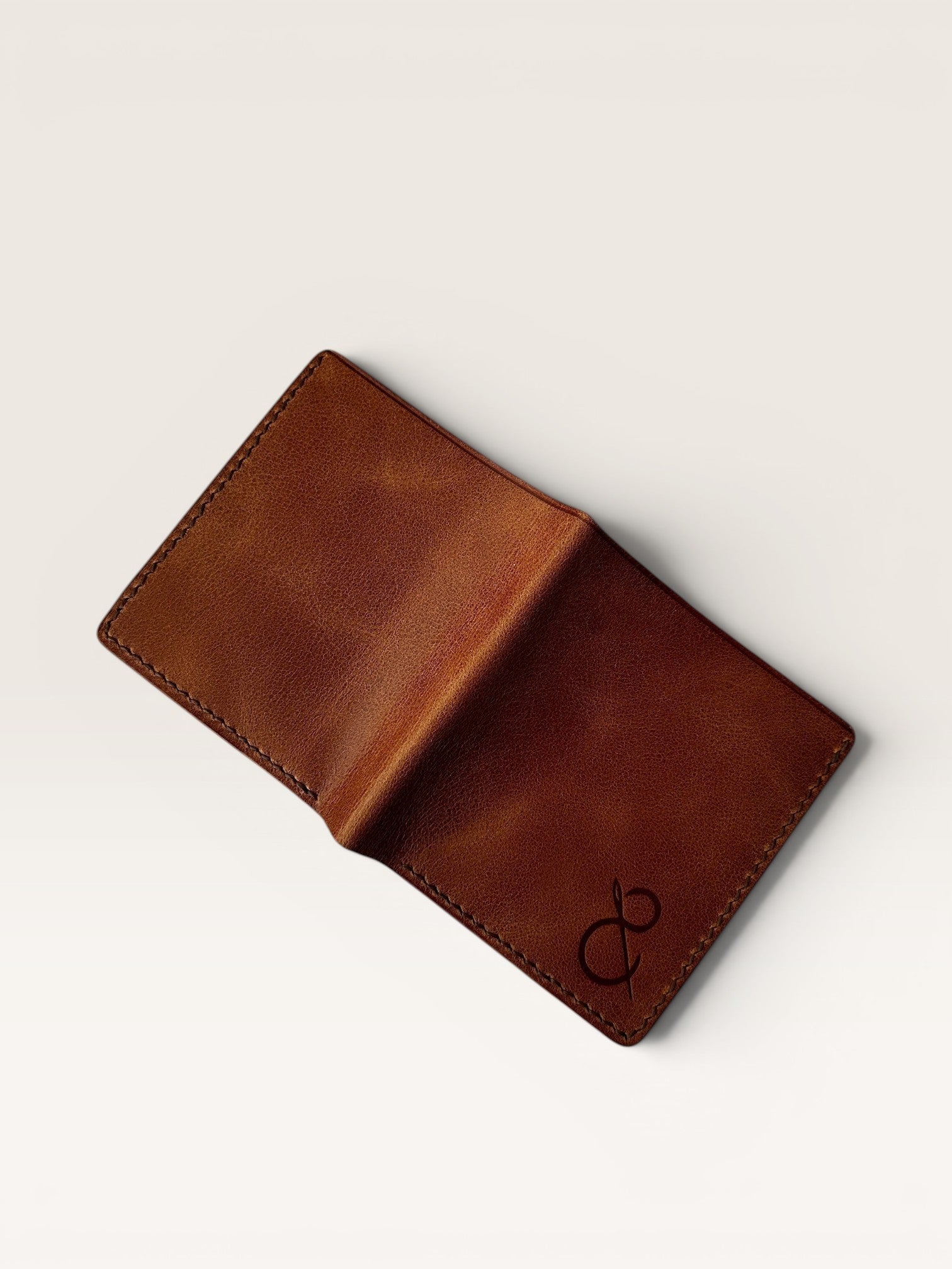 Safir Leather B-King Gold deri cüzdan, dikiş detaylı.