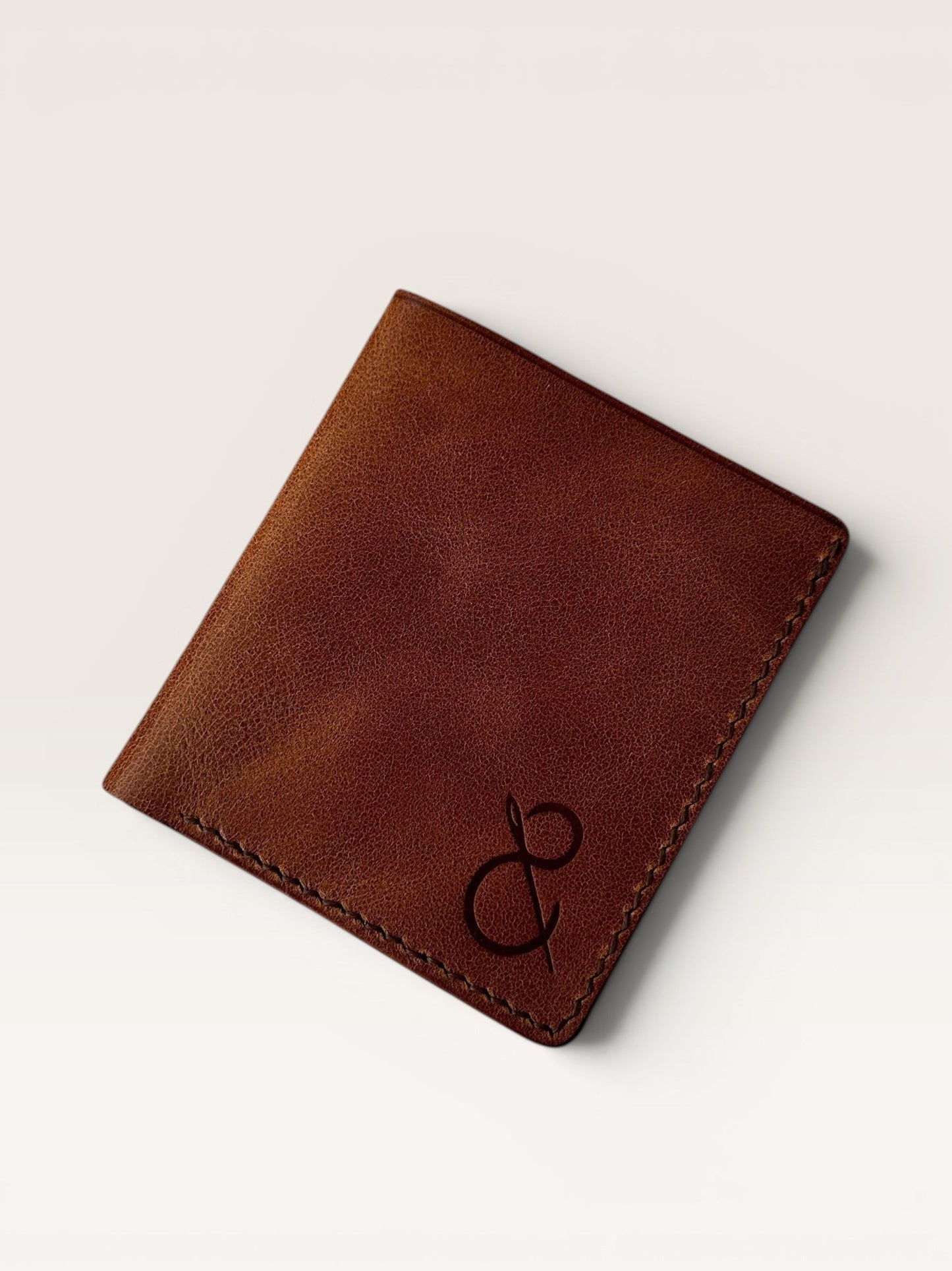 Safir Leather B-King Gold deri cüzdan, kabartma logo detaylı.