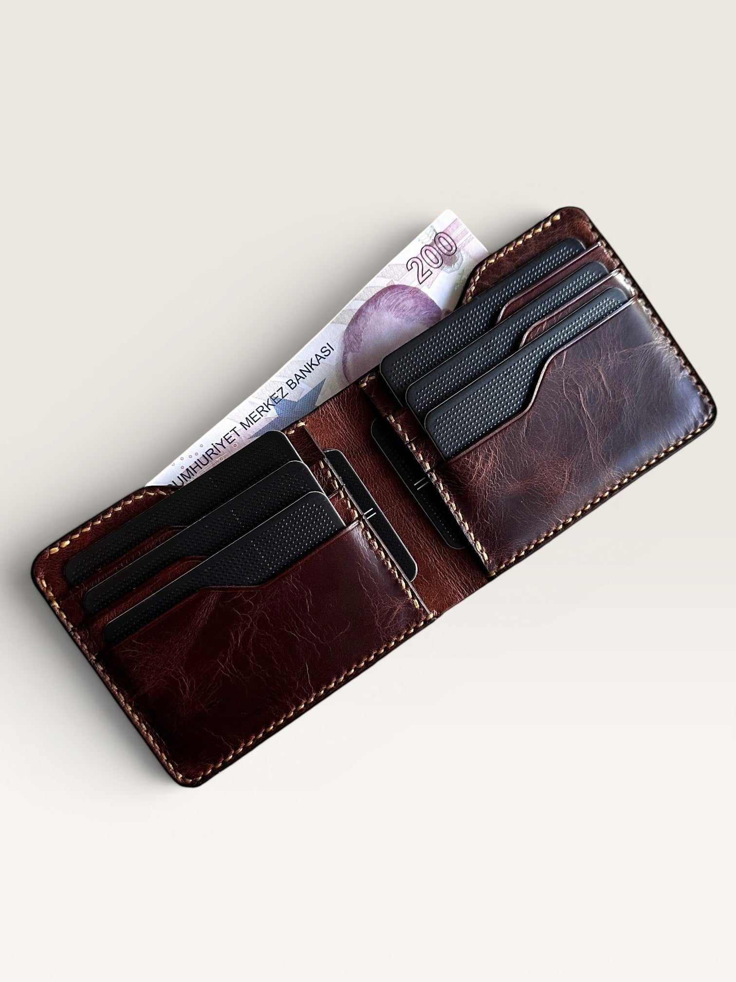 Safir Leather el yapımı, kahverengi hakiki deri, vintage tasarım, kartlıklı cüzdan. İçinde para ve kartlar bulunur.